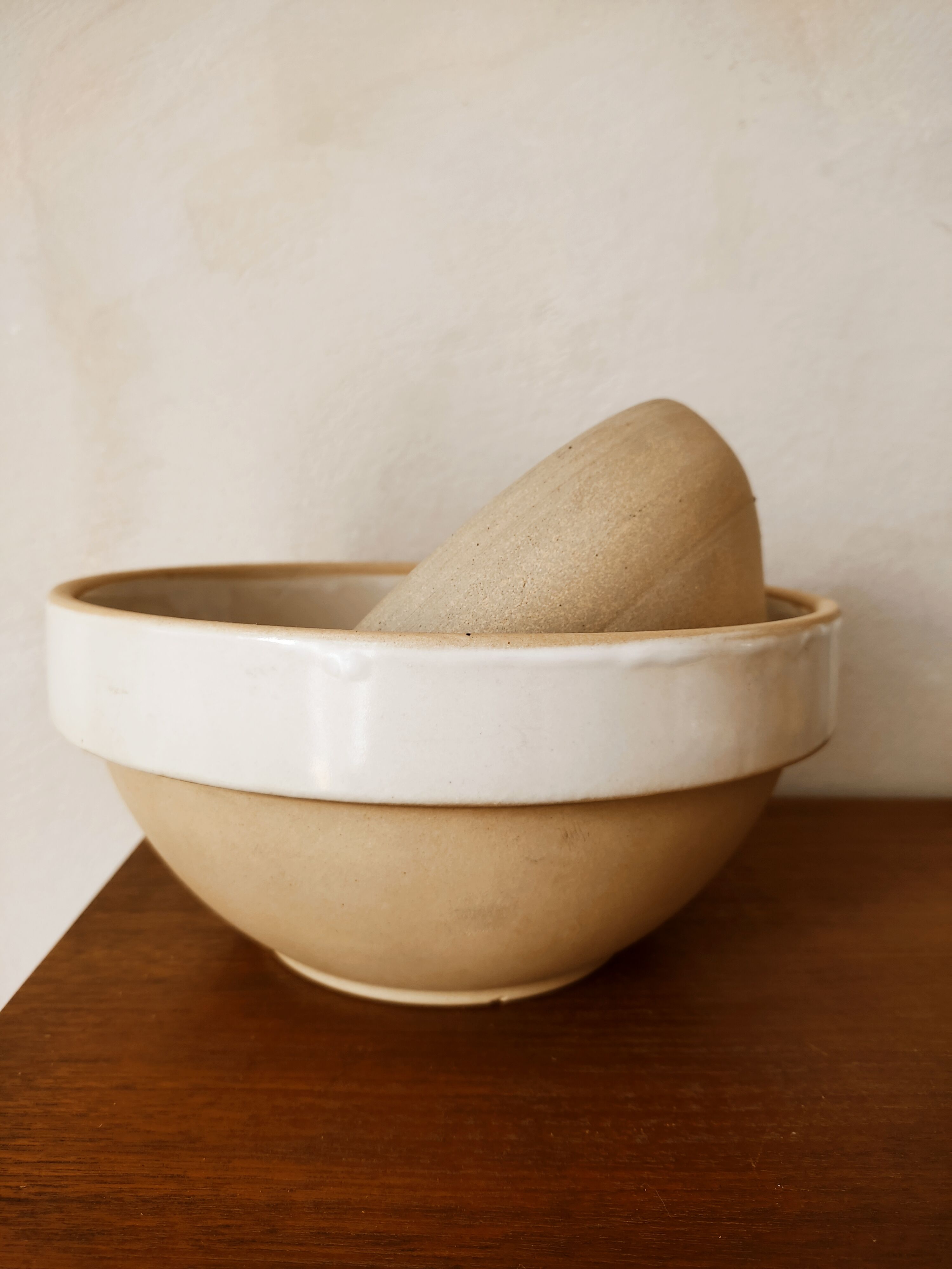 Duo of salad bowls in beige sandstone Digoin