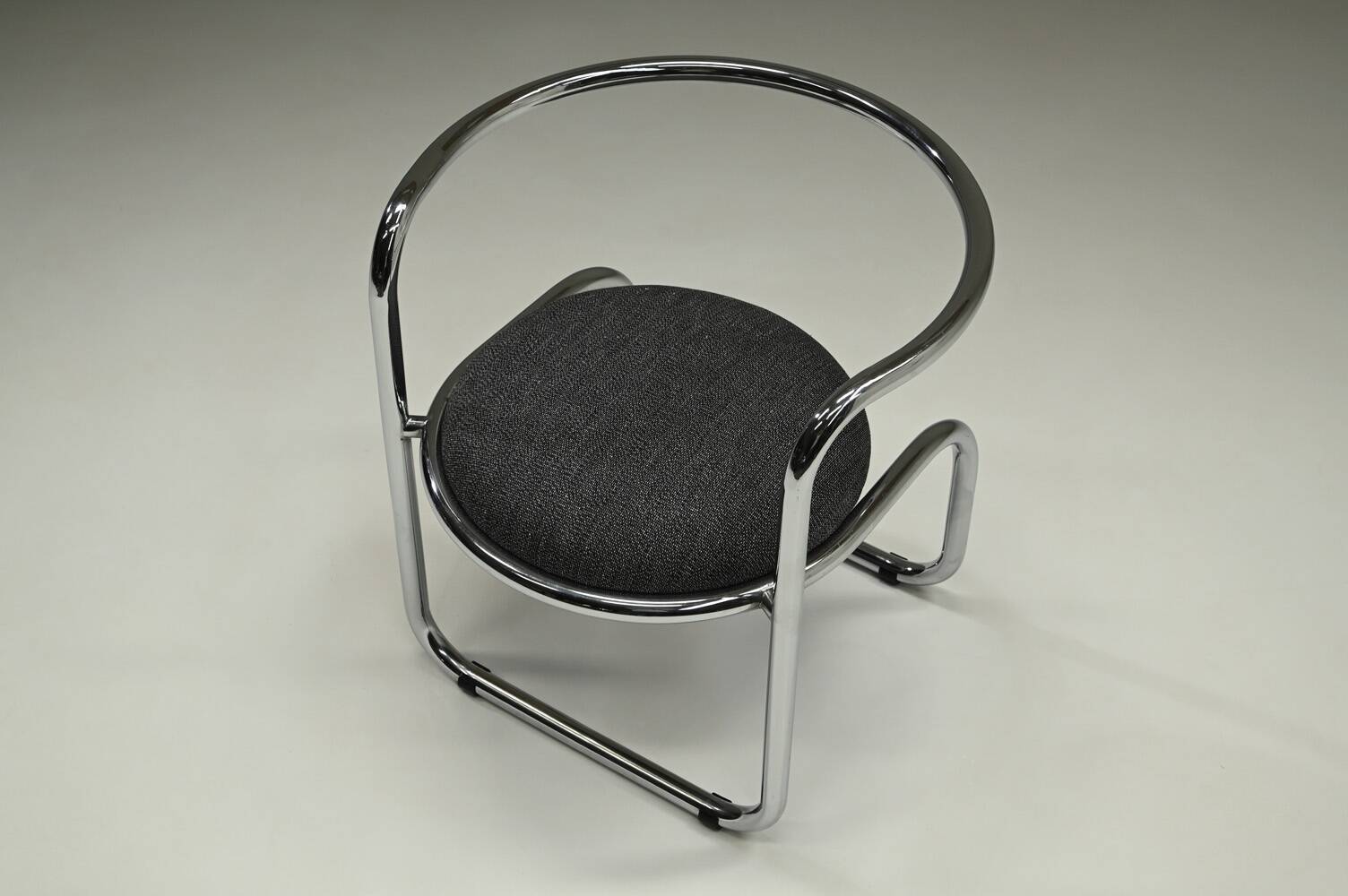 Set of 2 chrome side chairs, 1970s Italy.