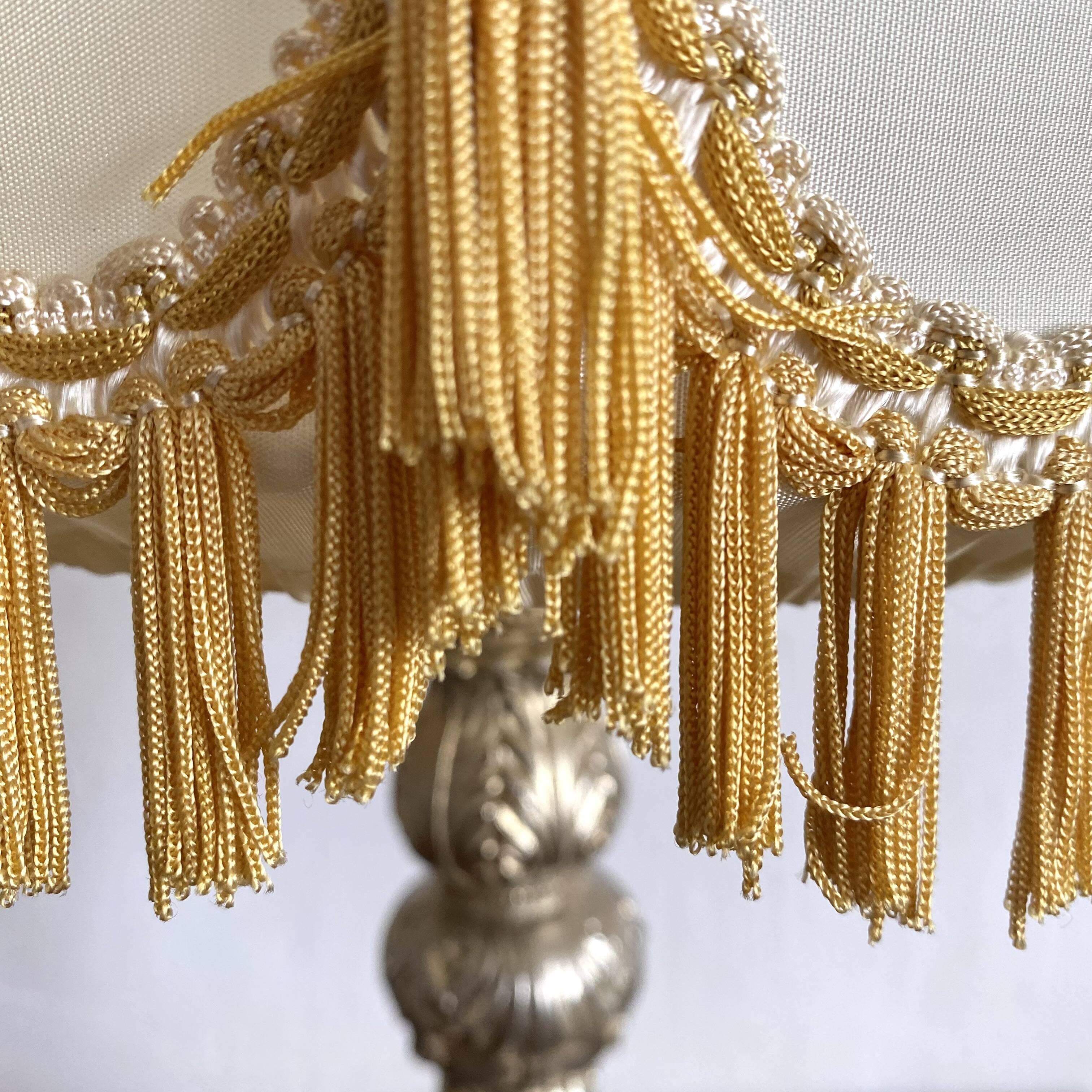 56 cm retro lamp in silver metal with fringed lampshade