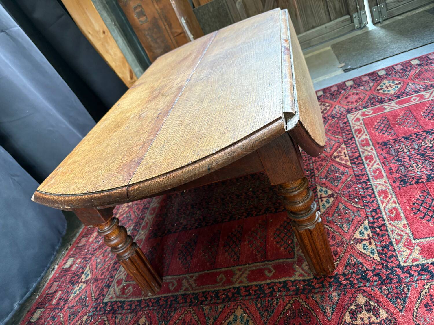 Round oak coffee table with drop leaves and turned legs