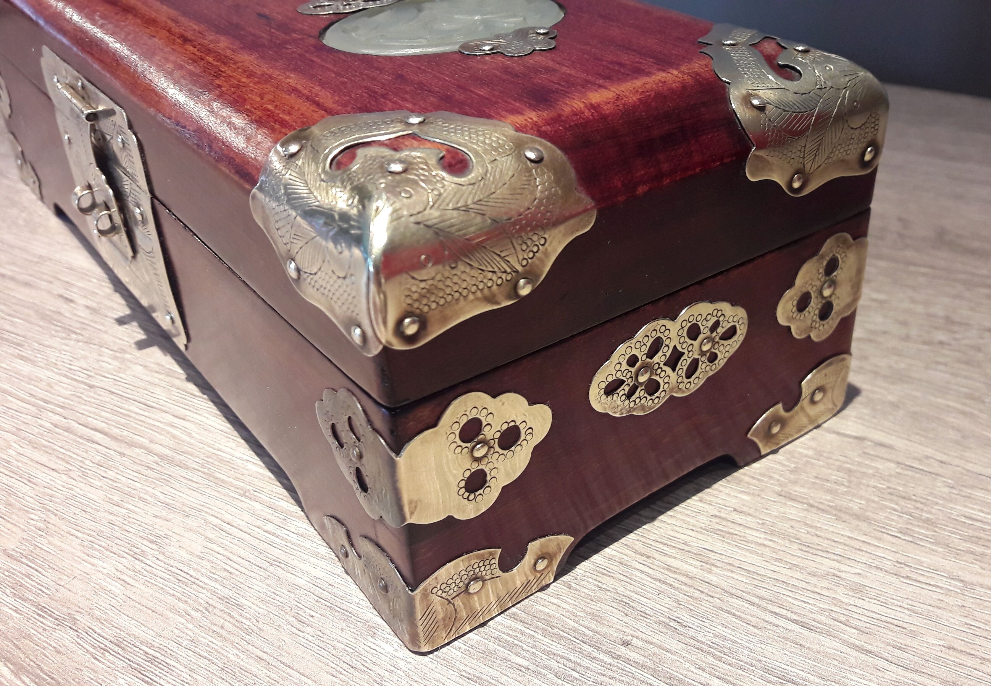 Jewelry box, Chinese jade stone - Wood - Mahogany, Brass