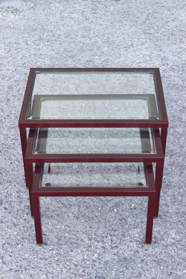 Tables gigognes en métal laqué bordeaux et laiton, France 1950s
