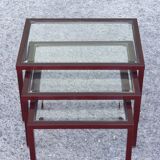 Tables gigognes en métal laqué bordeaux et laiton, France 1950s