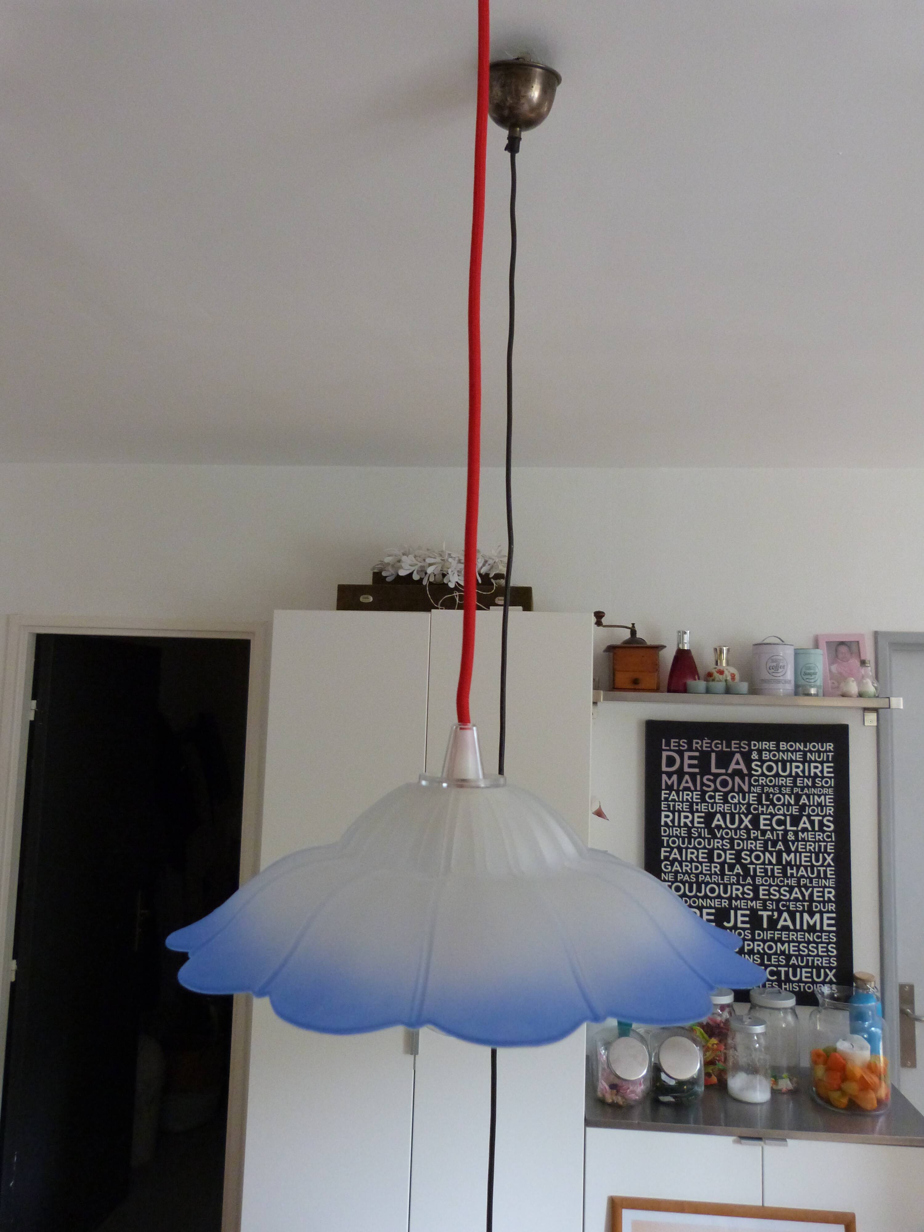 Suspension en verre poli blanc et bleu