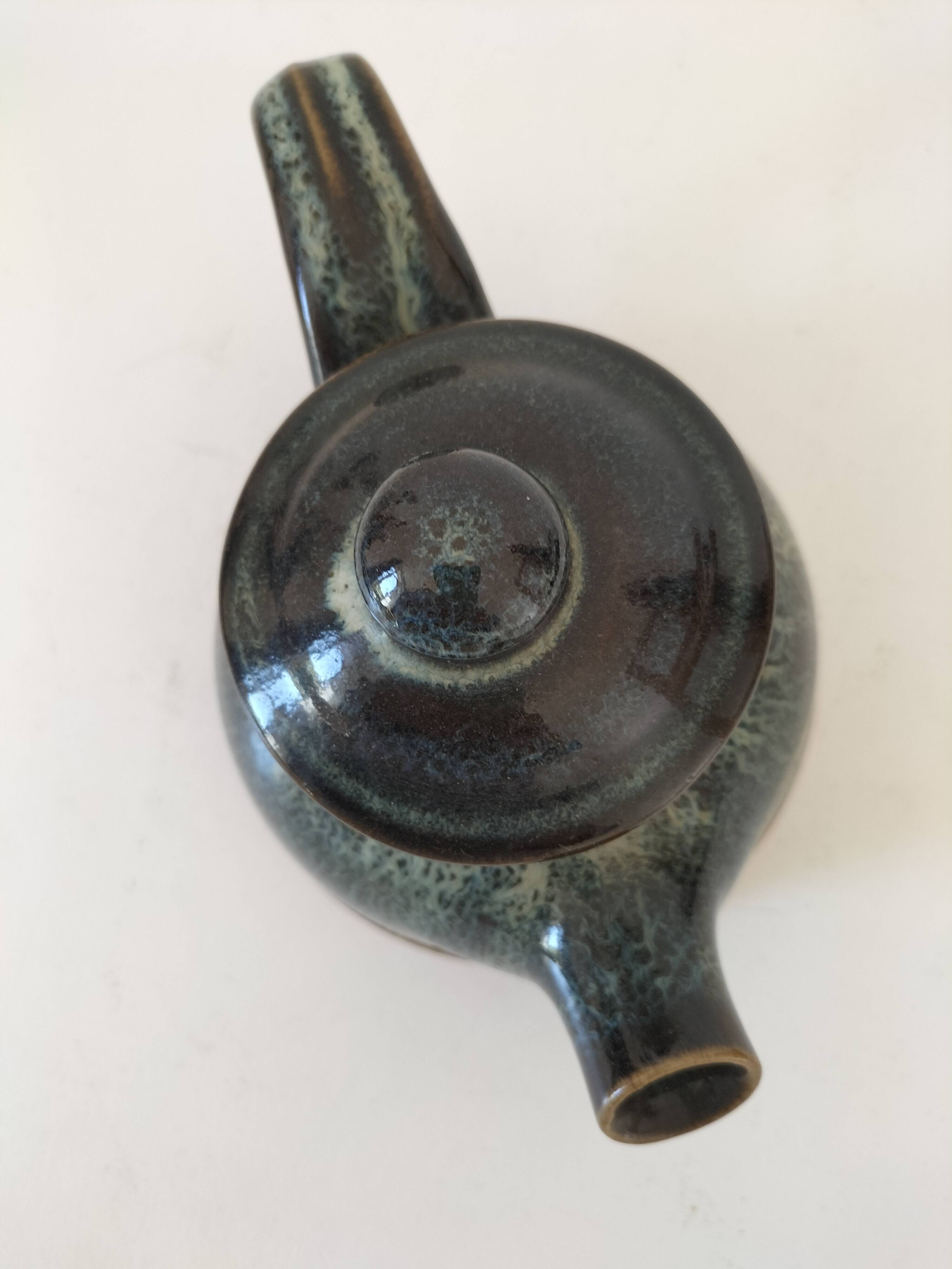 Théière en grès émaillé bleu pétrole signée.