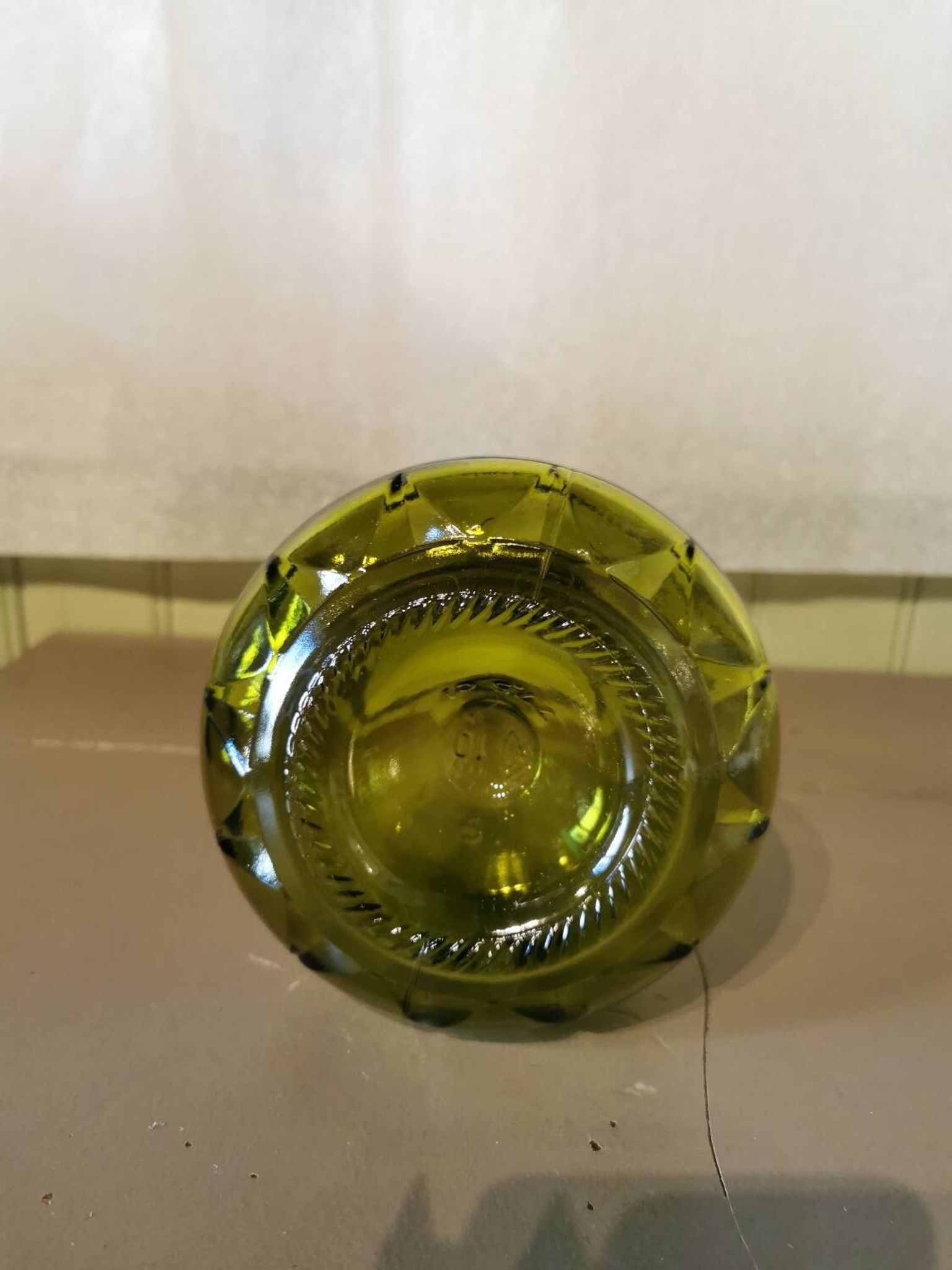 Carafe vintage en verre vert olive