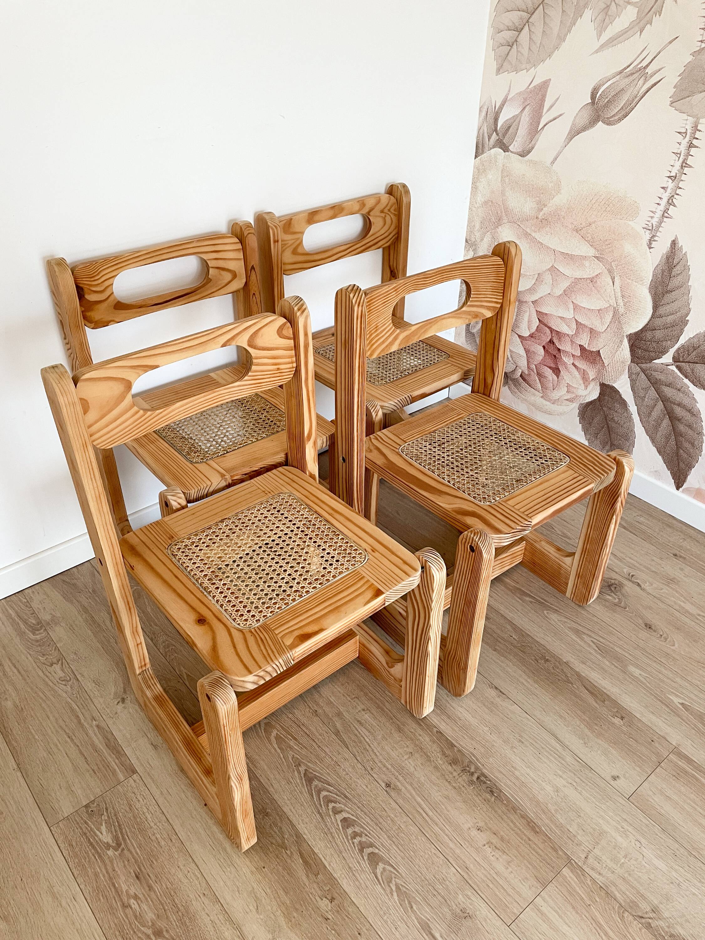 Ensemble de 4 chaises en bois et cannage - années 1960-70