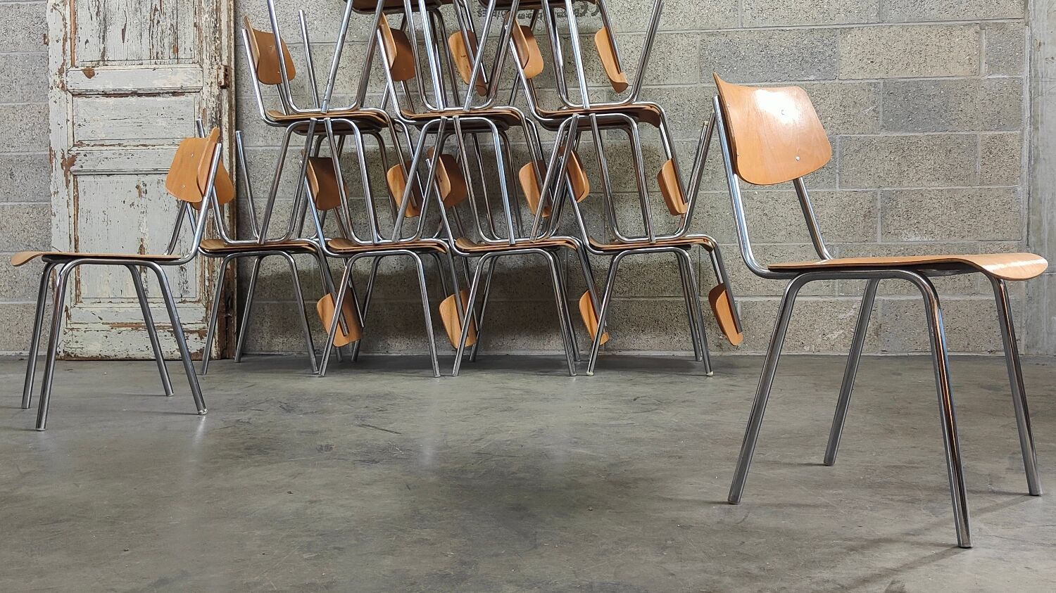 Lot de 22 chaises d'école tchèque " Kovonax" chrome et bois 1950
