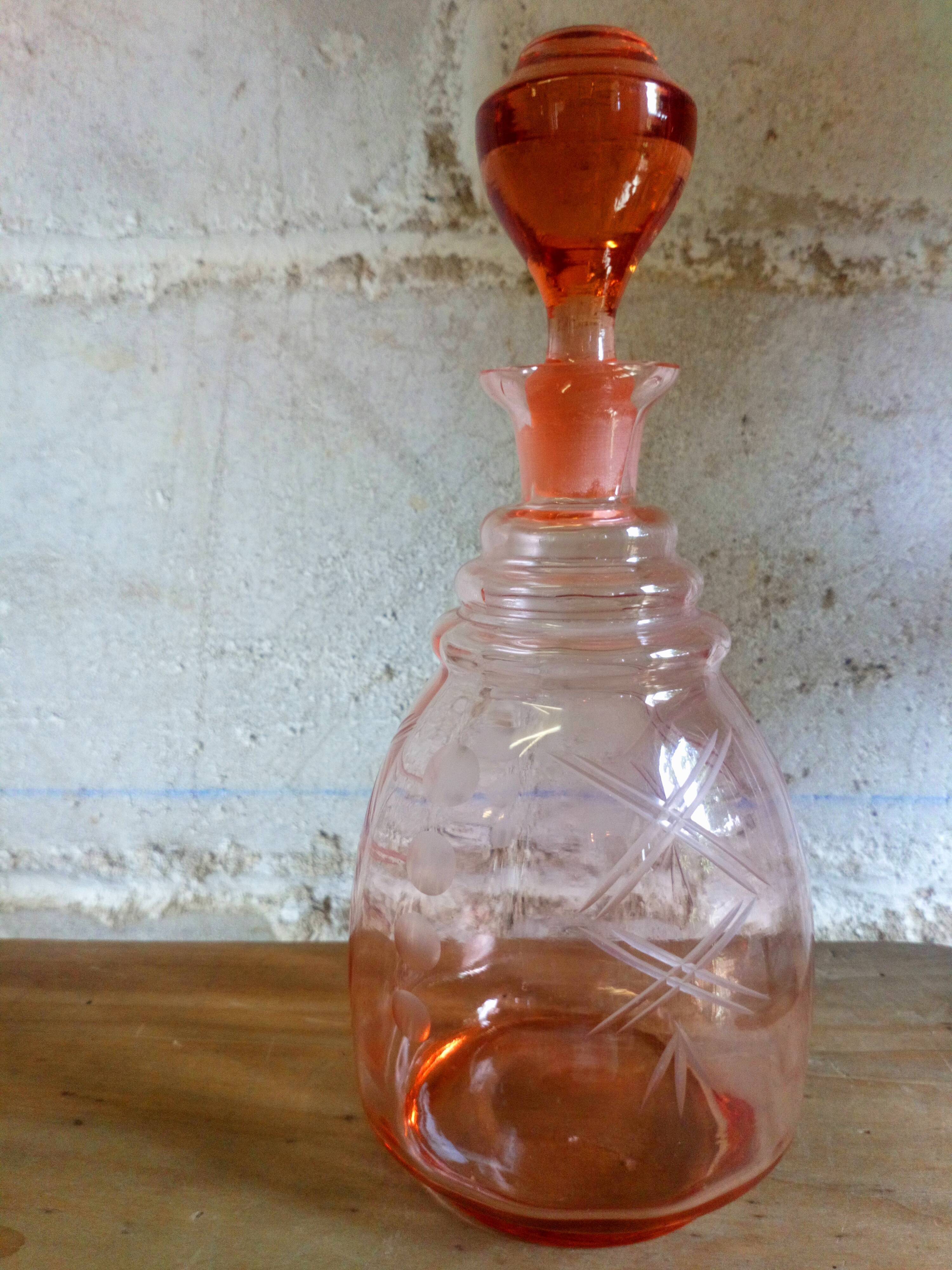 Carafe en verre gravé rose