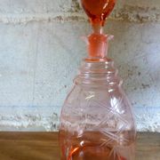 Carafe en verre gravé rose