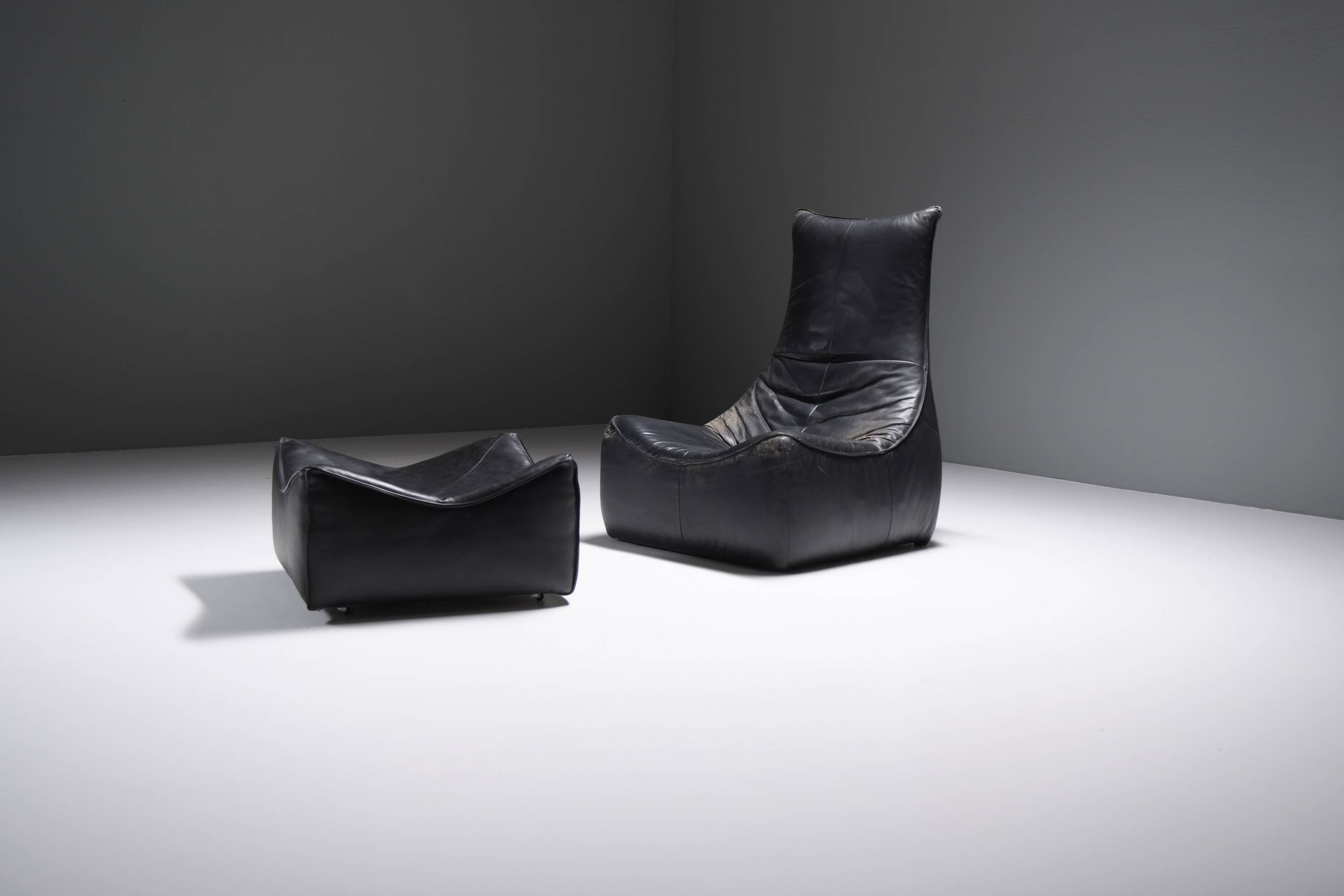 Stunning lounge chair The Rock in black leather by Gerard Van Den Berg - Montis