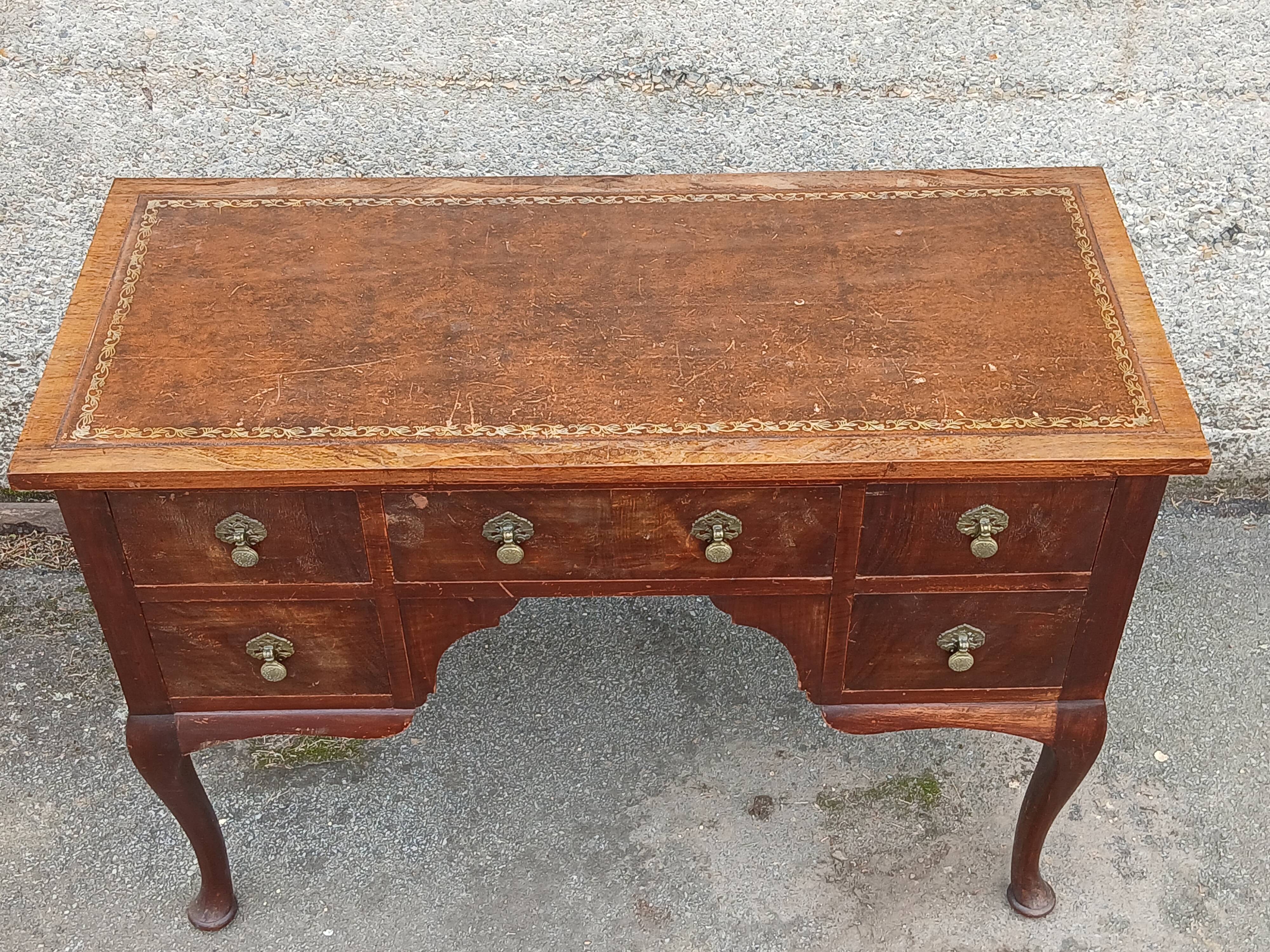 Chippendale-style desk in mahogany veneer.