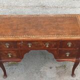 Chippendale-style desk in mahogany veneer.
