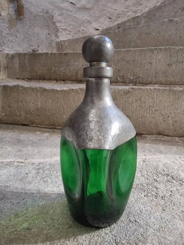 Carafe vintage française en verre vert et étain – bouteille artisanale des années 1930 avec bouchon