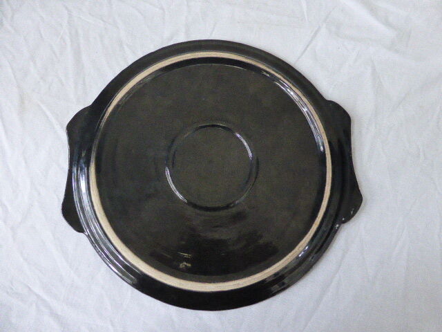 Plat a gâteaux en céramique émaillée noire  design et vintage 1950