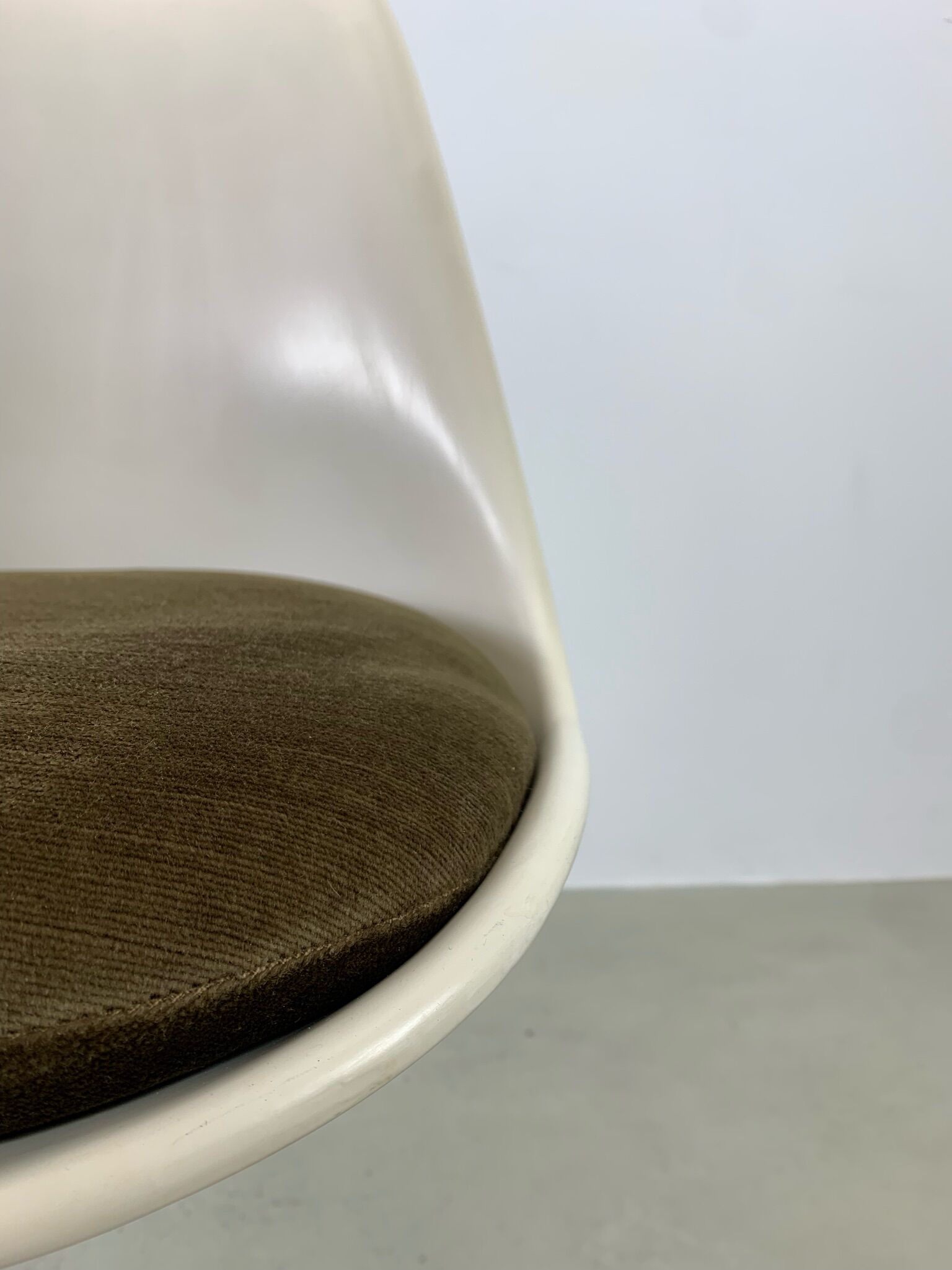 Eero Saarinen Tulip Dining Set with Swifel Chairs for Knoll International 1960s