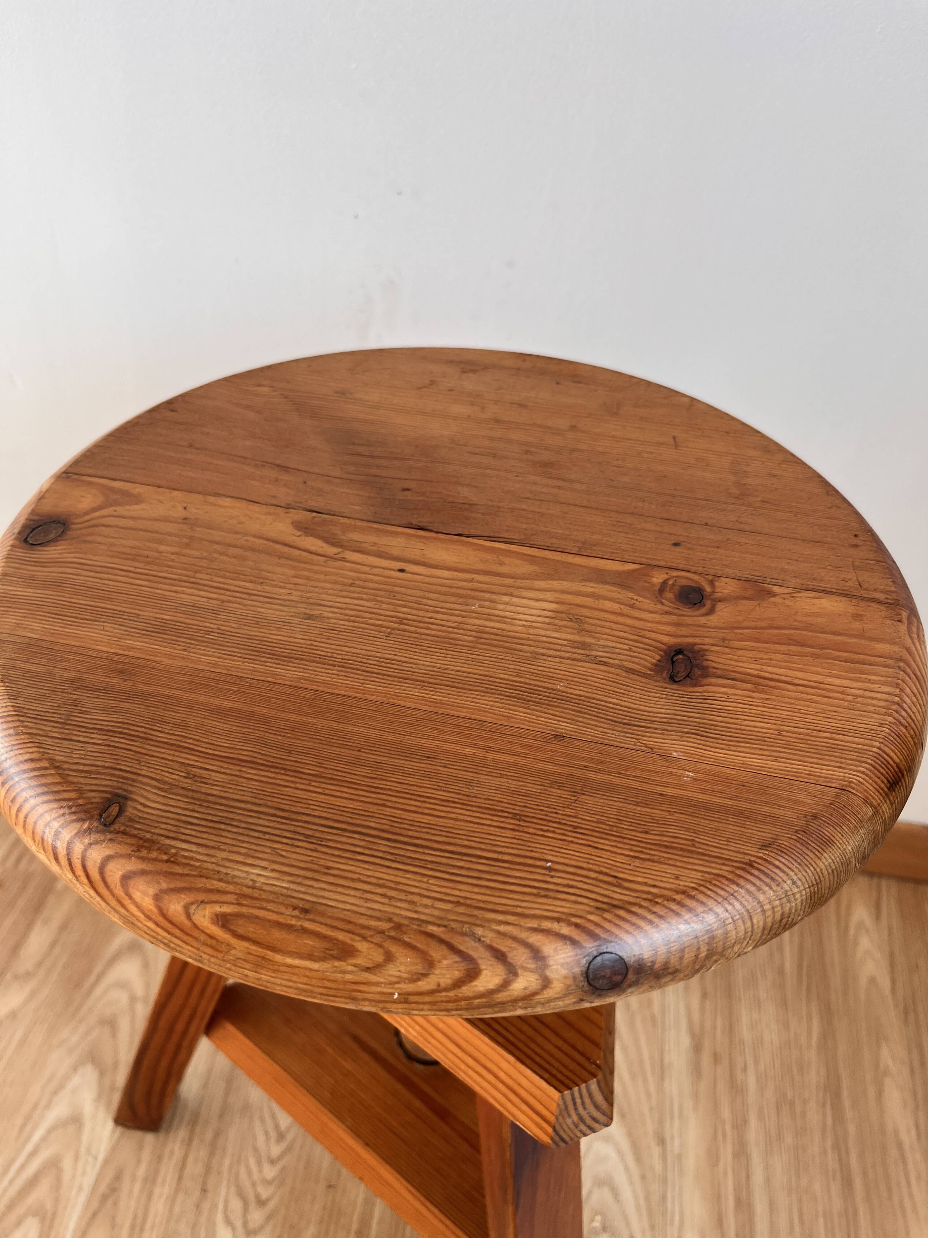 Screw stool pine