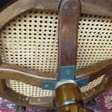 Fauteuil de bureau en bois courbé pivotant assise cannée