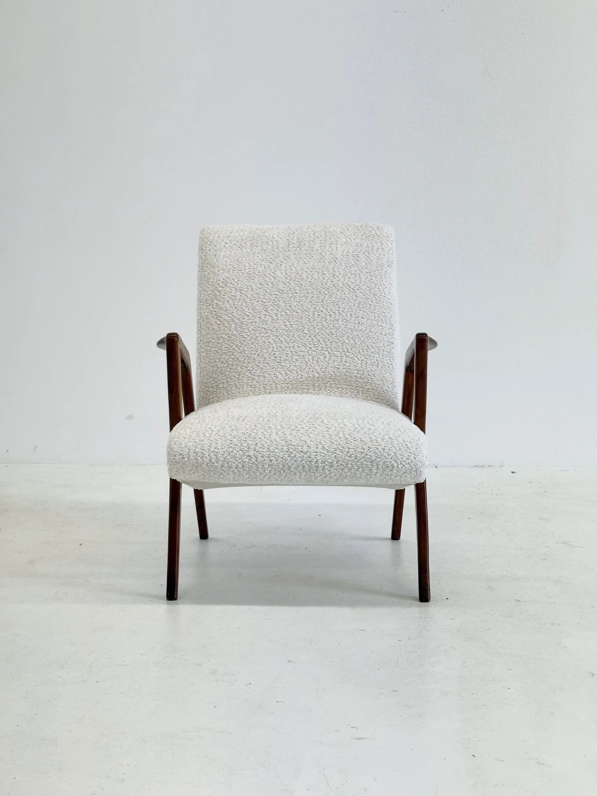 Italian mid-century lounge chair in cherry wood with white bouclé