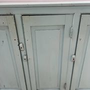 Buffet parisien de cuisine a trois portes en hêtre patiné XX siècle