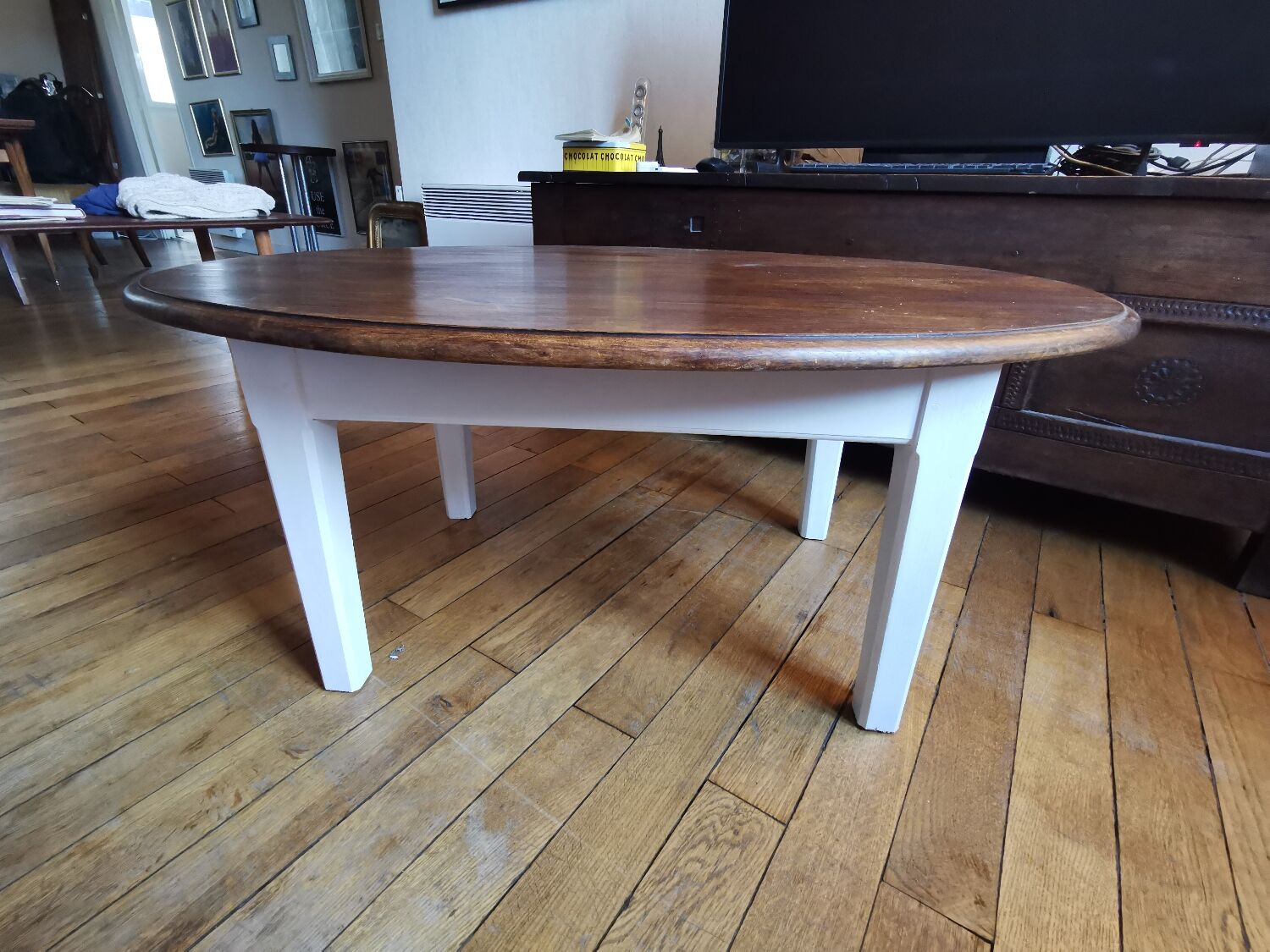 Oval coffee table