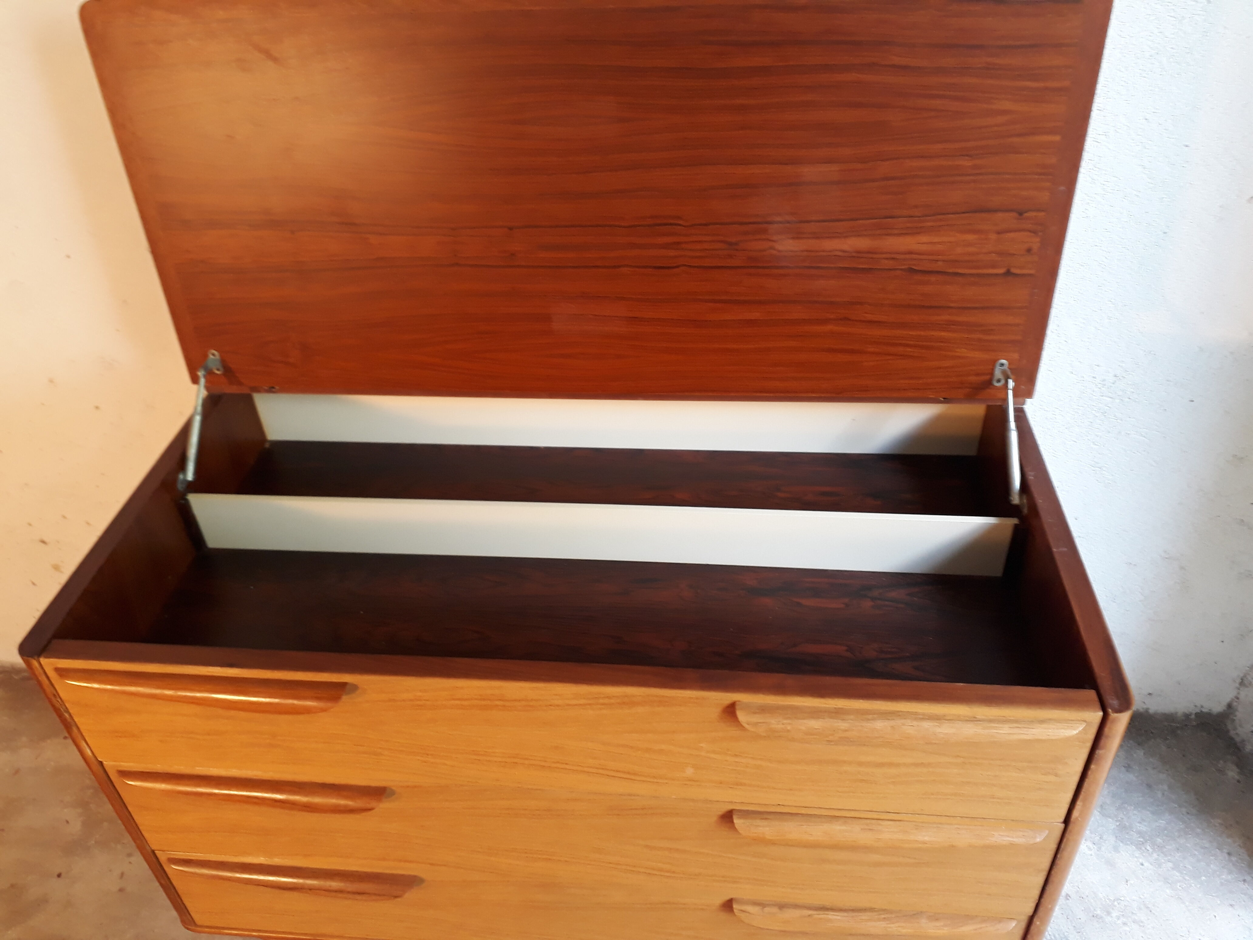Commode coiffeuse en teck, années 70