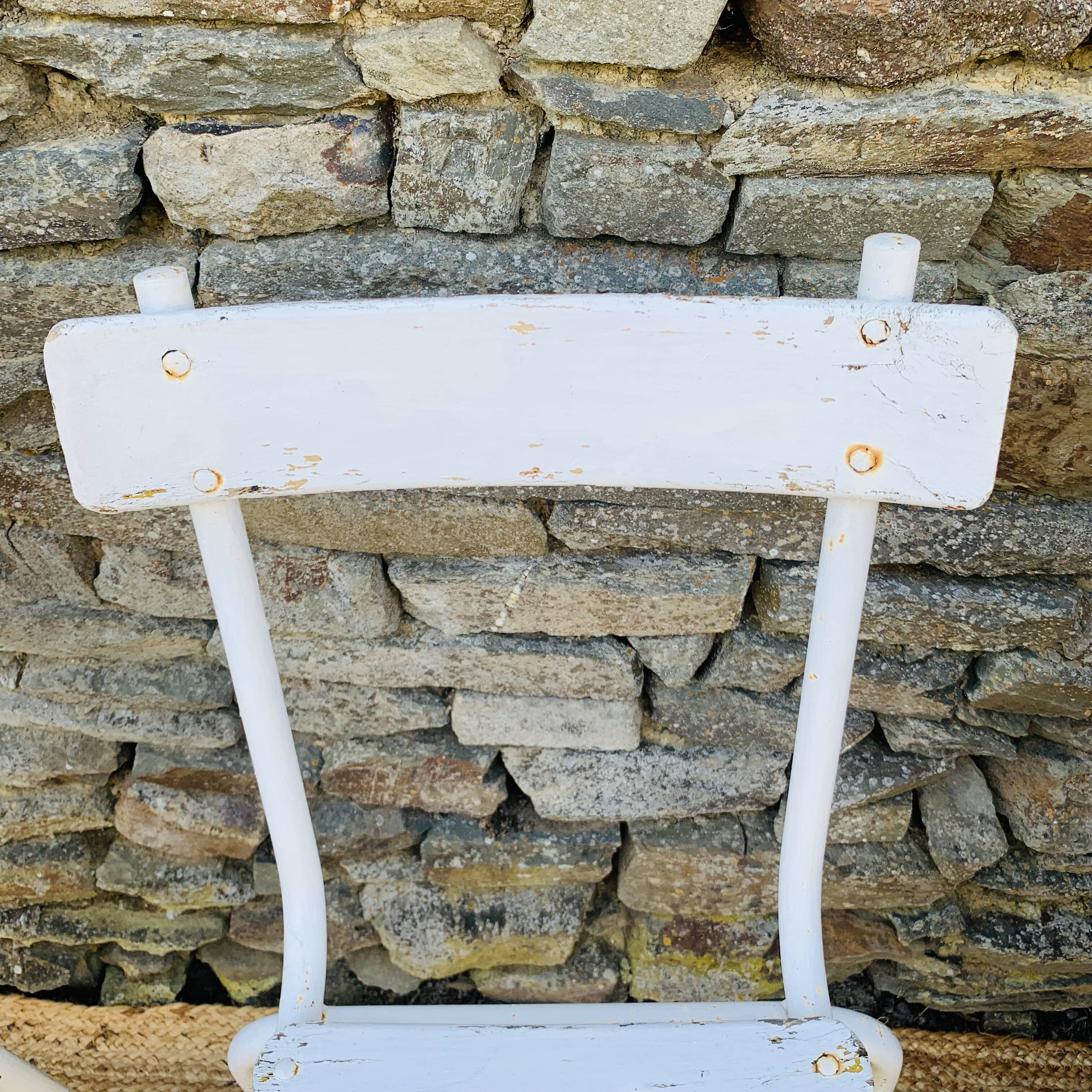 Set of 5 white wooden chairs