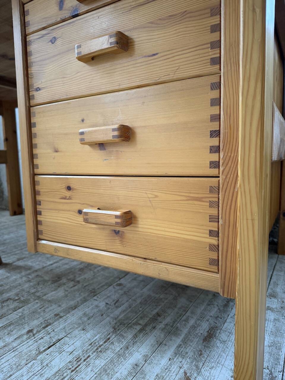 Bureau pin suédois style aperldoon 1970