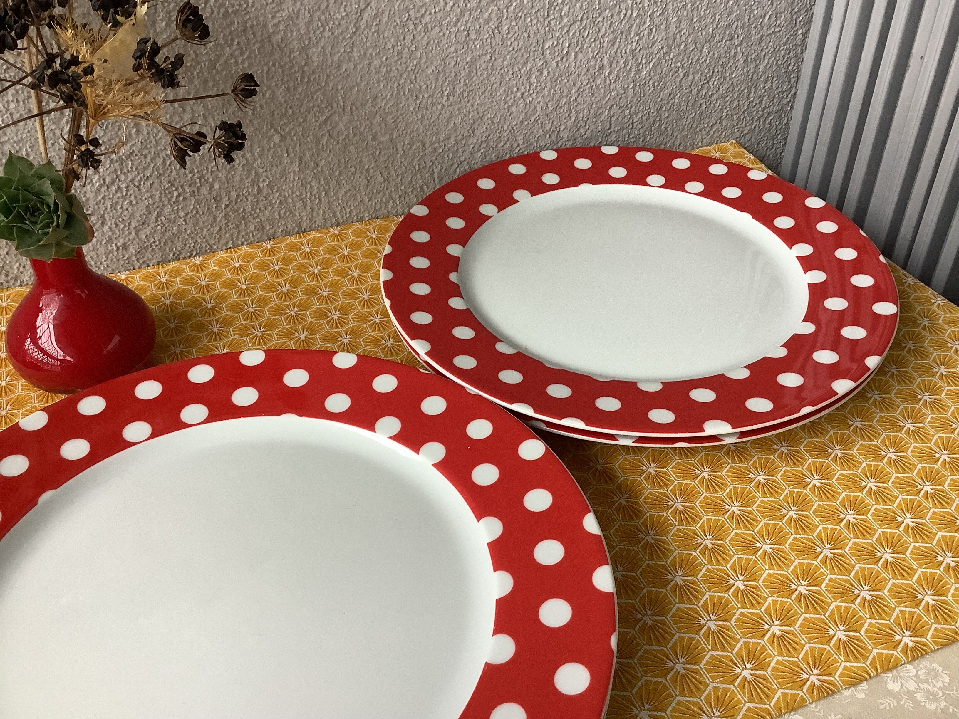 Polka dot plates Guy Degrenne