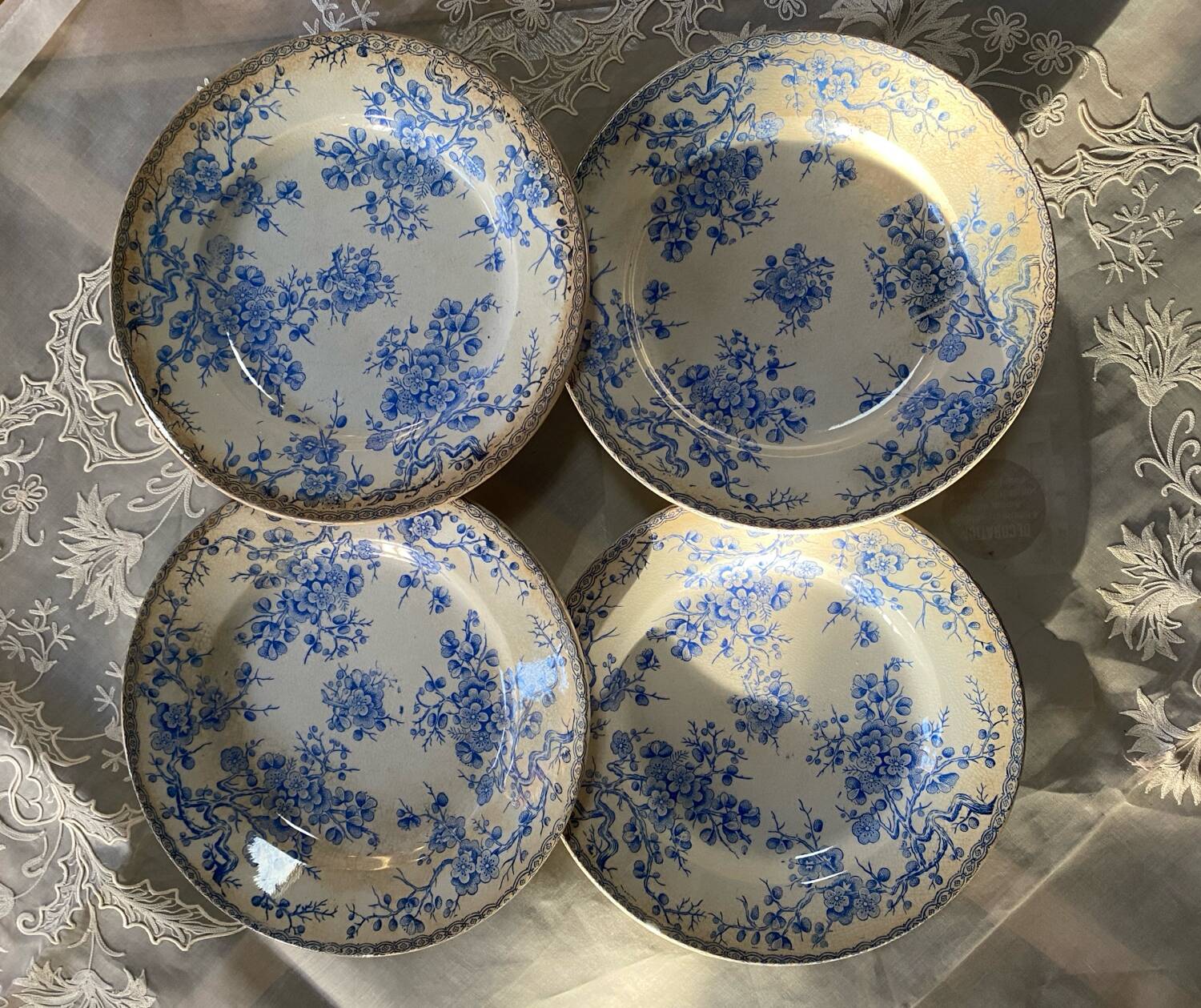 Set of 4 dessert plates in Gien ironstone, fleurette model.