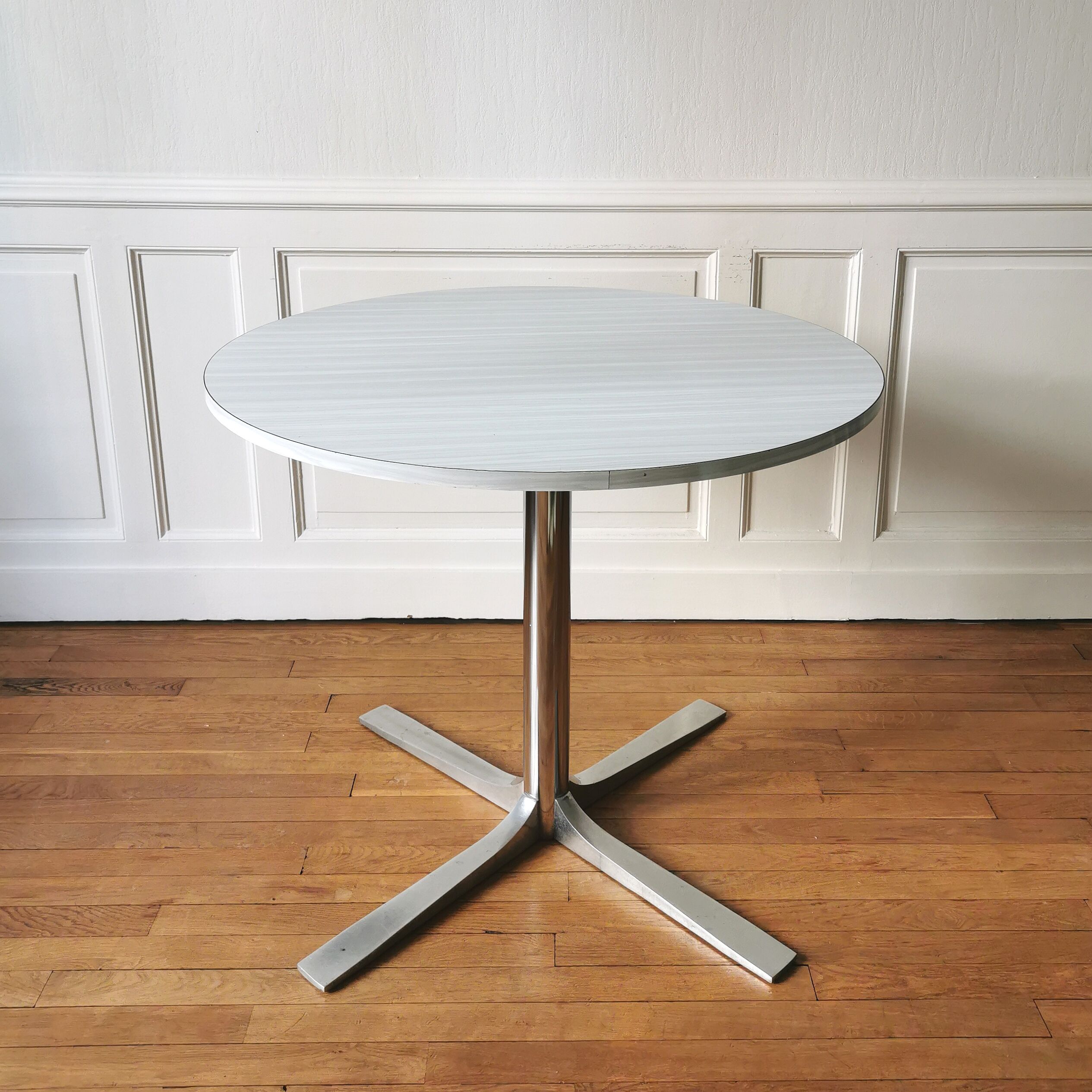 Tulip dining table 1970