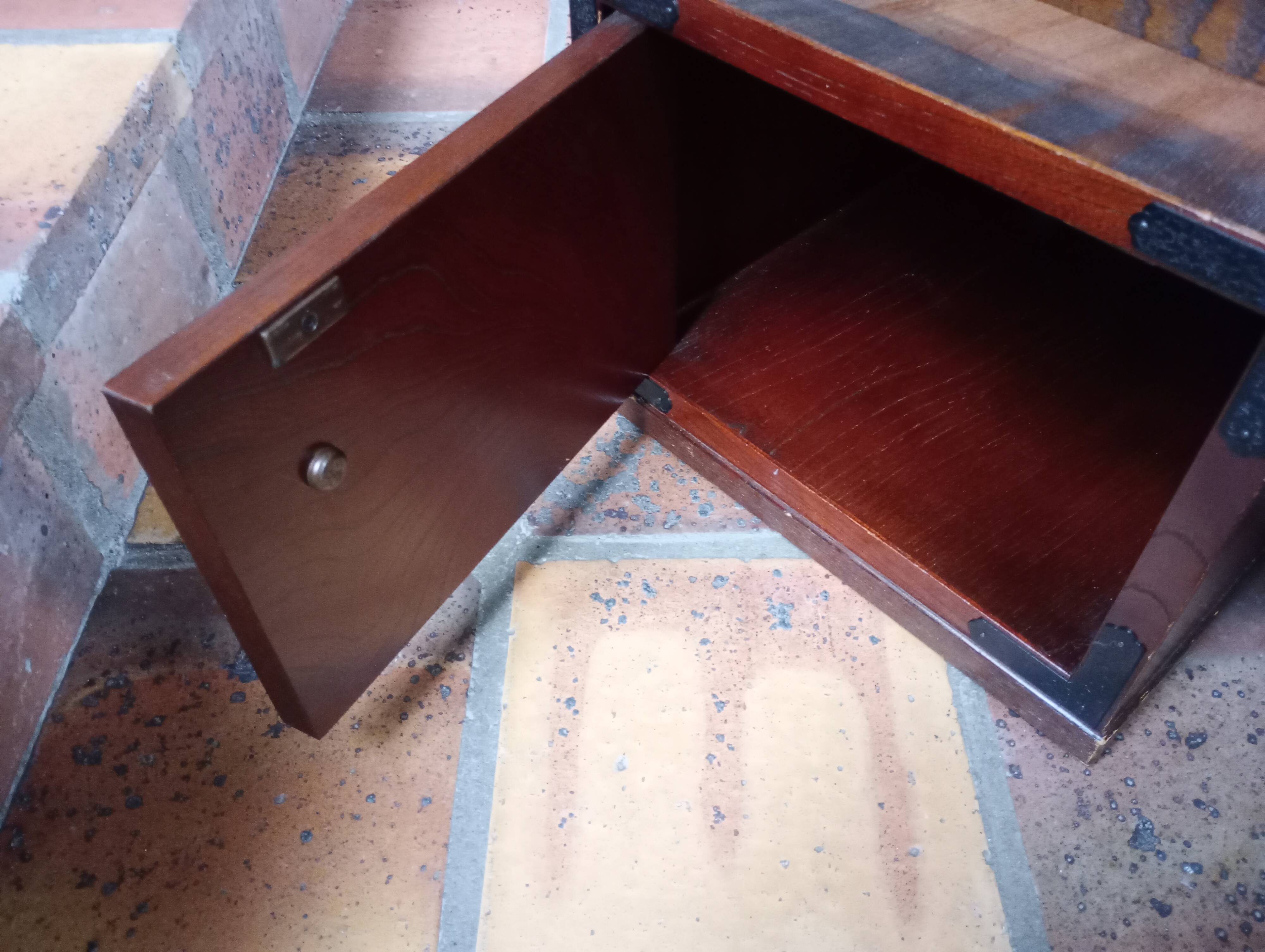 Authentic Japanese furniture – Handcrafted Tansu from Shizuoka with secret compartment