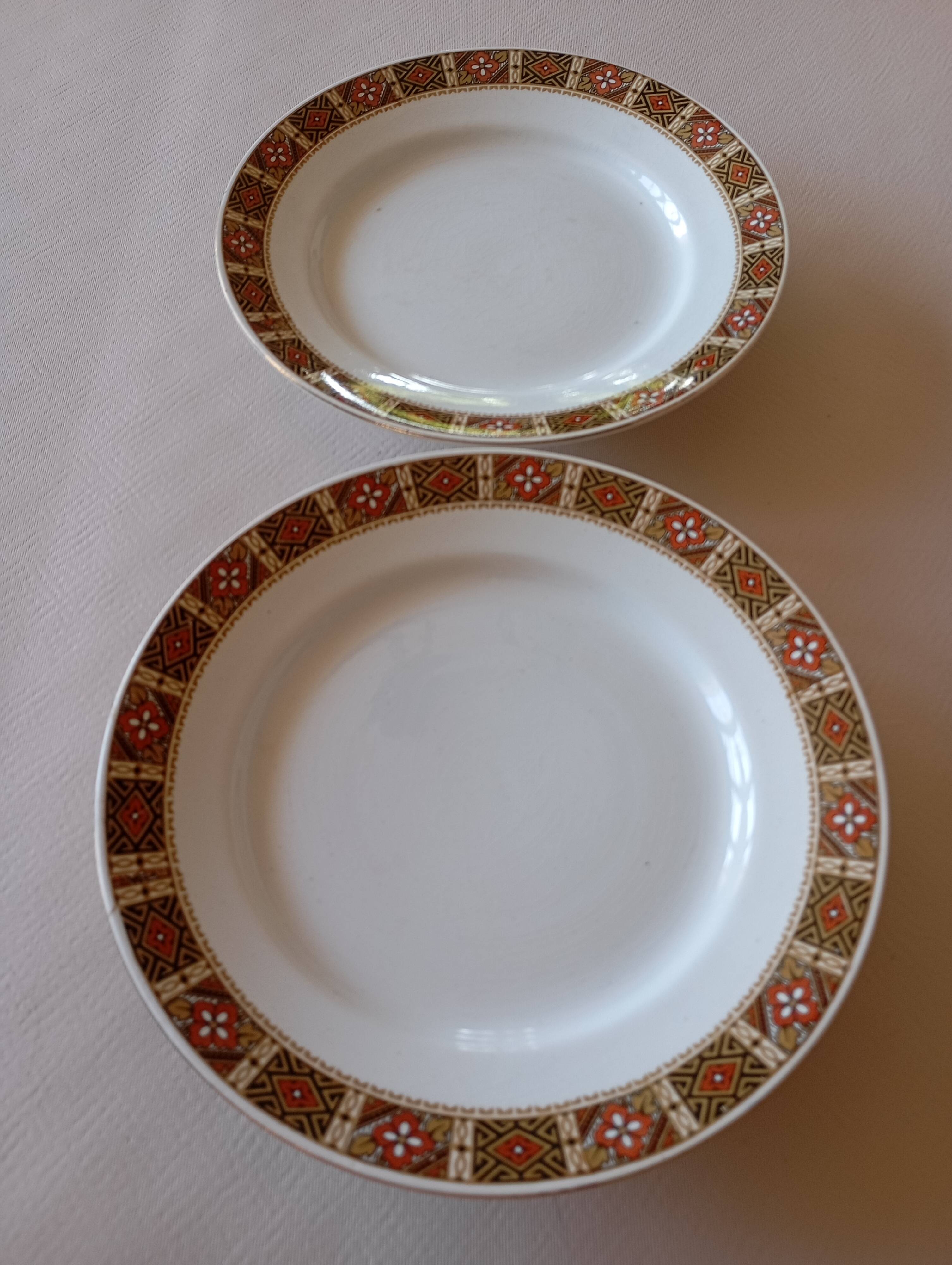 Pair of KG Lunéville "Vittefleur" pedestal dishes, early 20th century