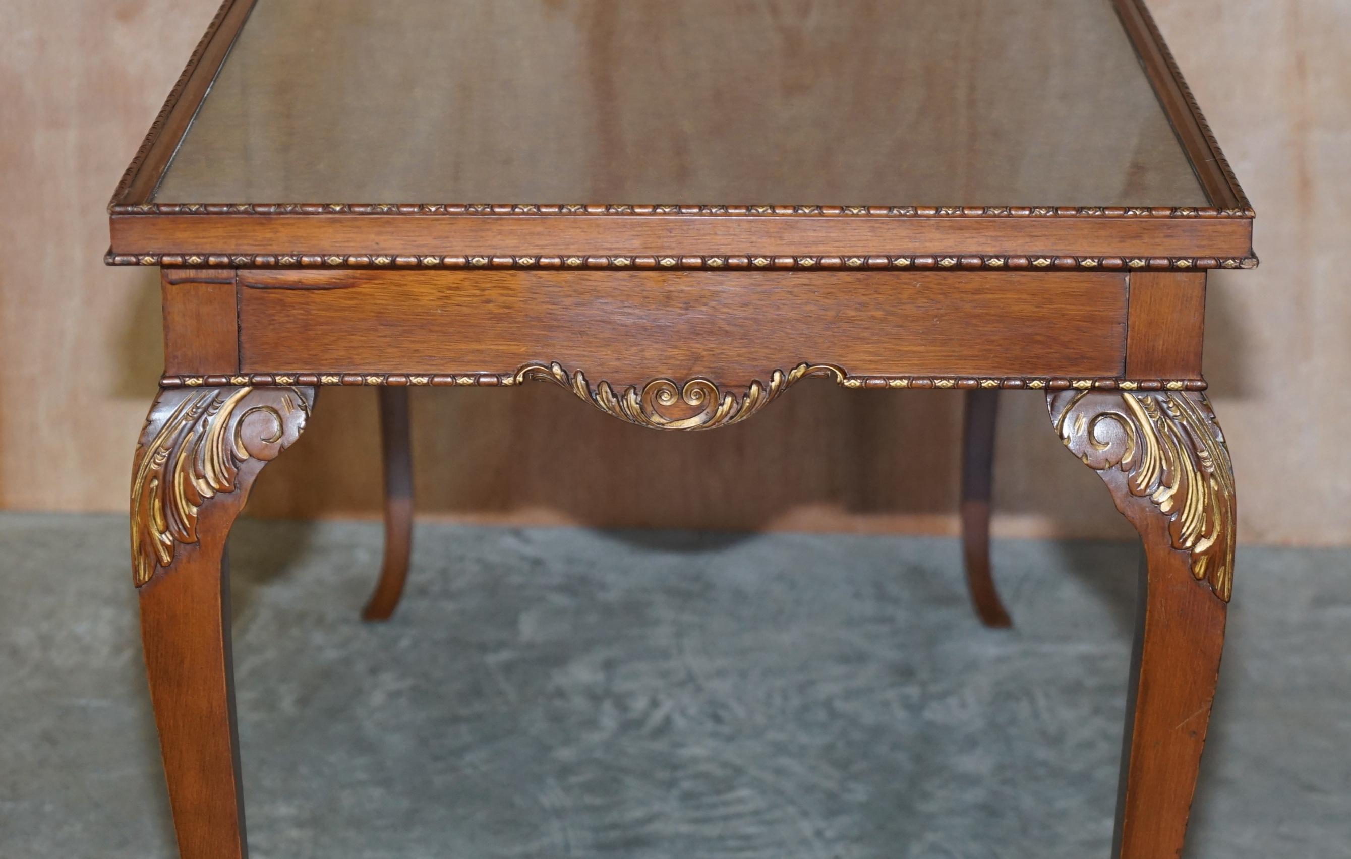 Table d'écriture vintage en bois dur avec dessus en verre brodé de soie