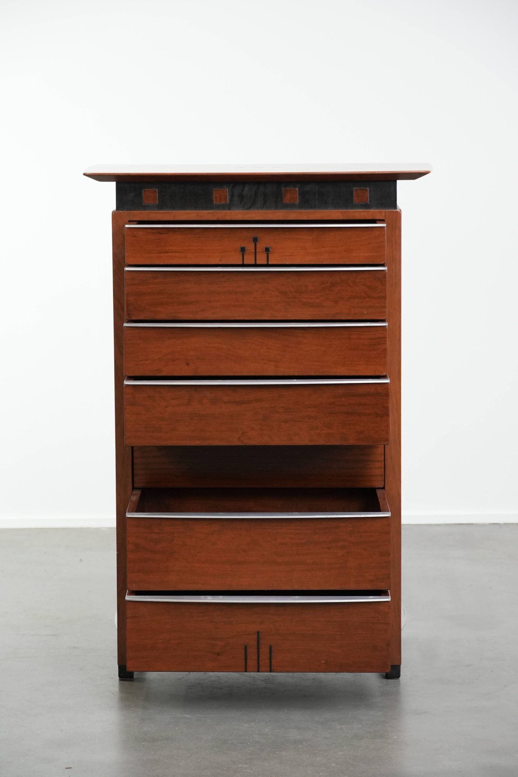 Beautiful Art Deco design chest of drawers with 7 drawers