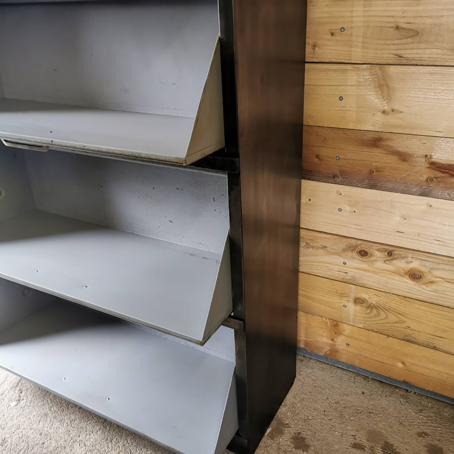 Meuble de métier à clapet basculant