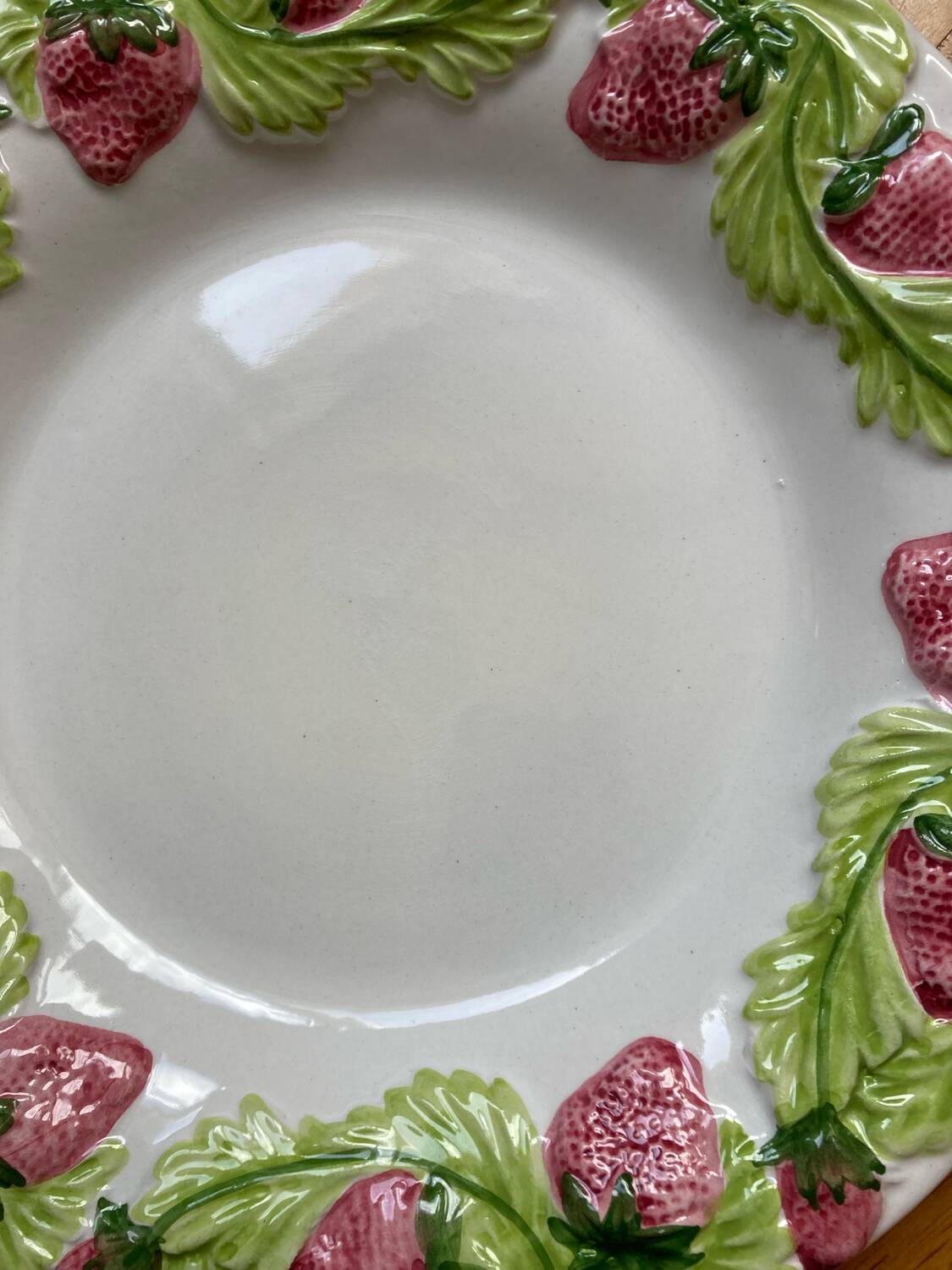 Plate barbotine strawberries