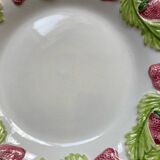 Plate barbotine strawberries