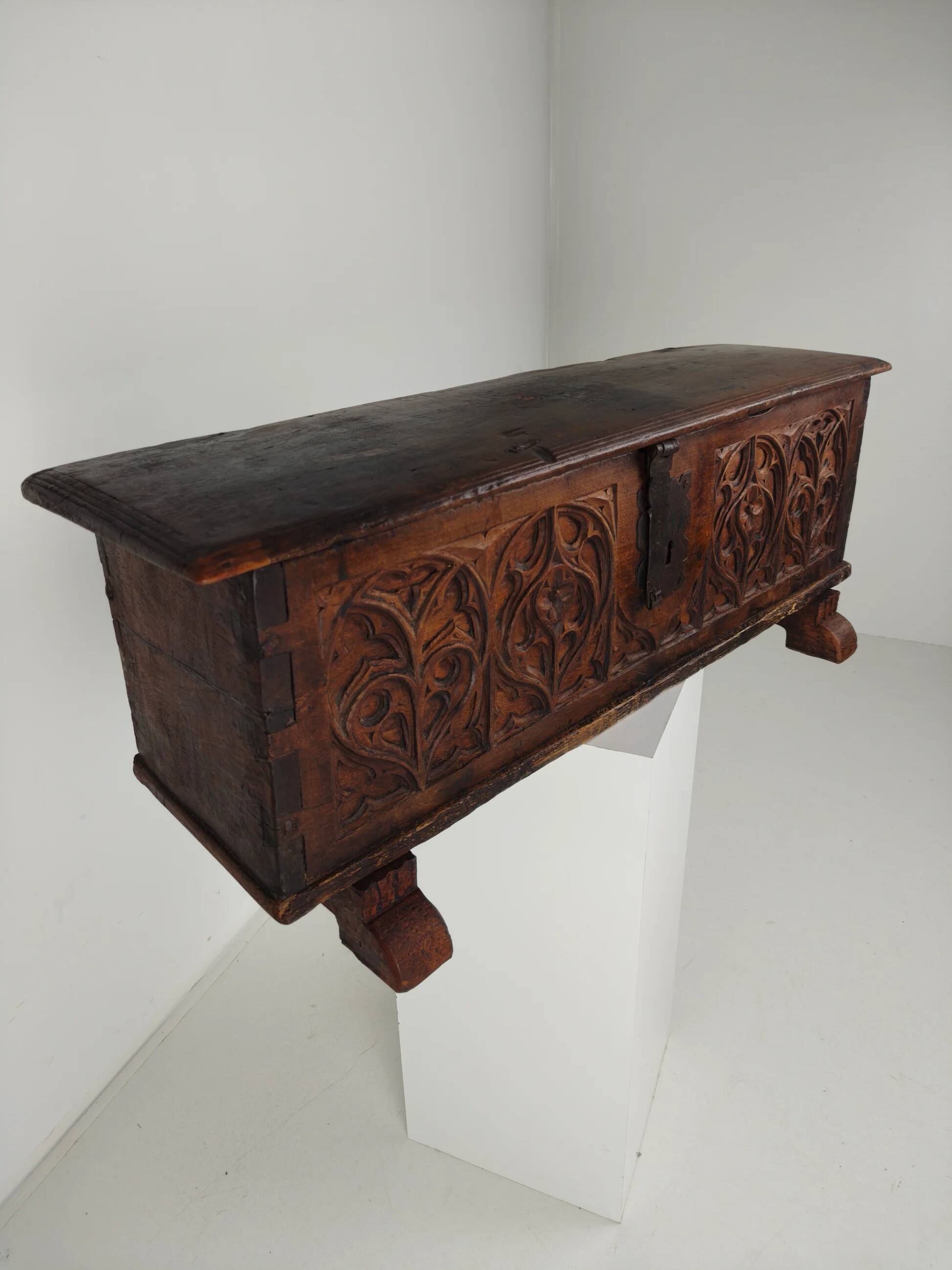 Gothic Spanish chest – 16th late/17th early century