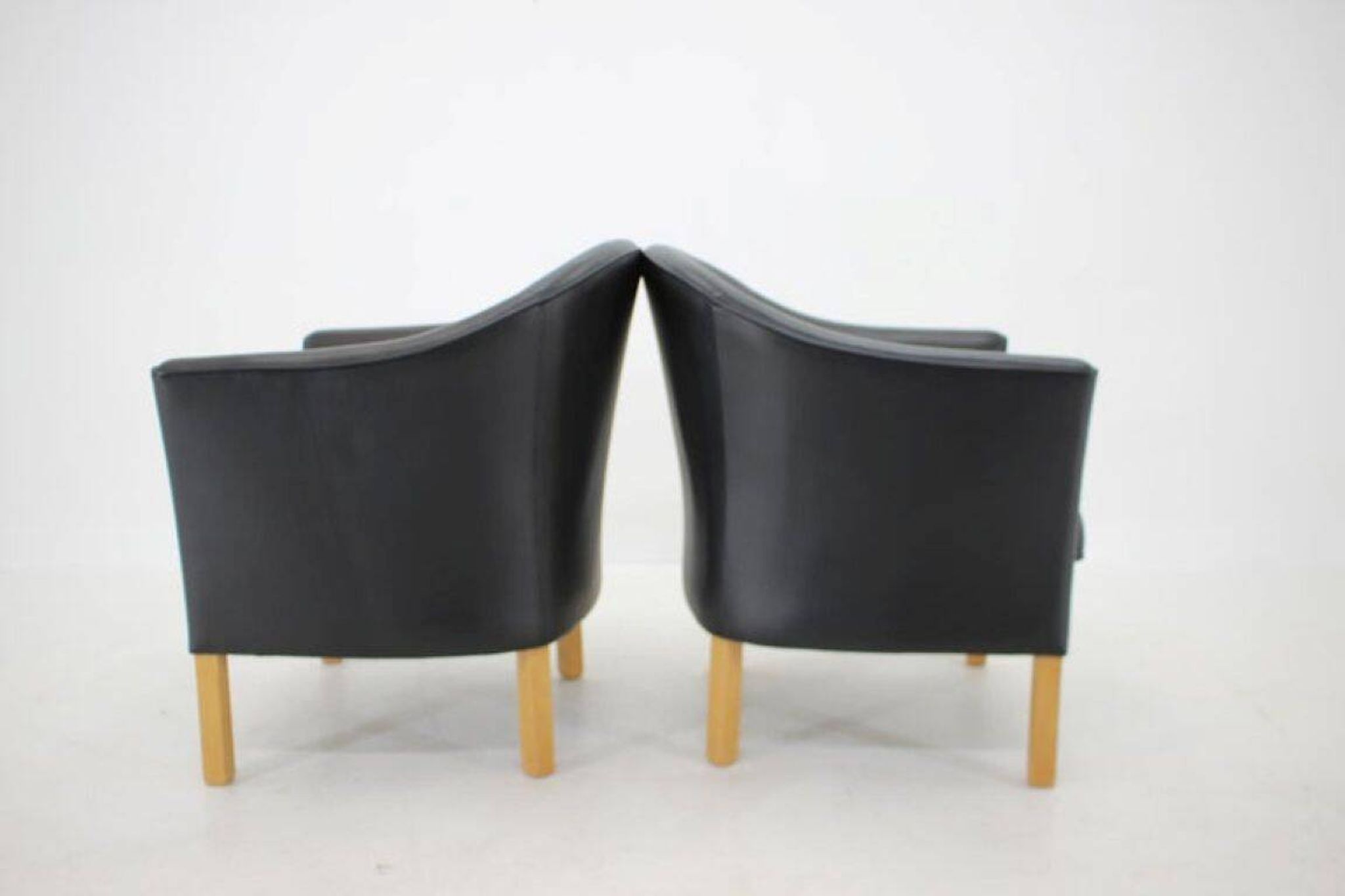 Pair of 1970s Mogens Hansen MH80 "Queen Chairs" in Black Leather and Oak