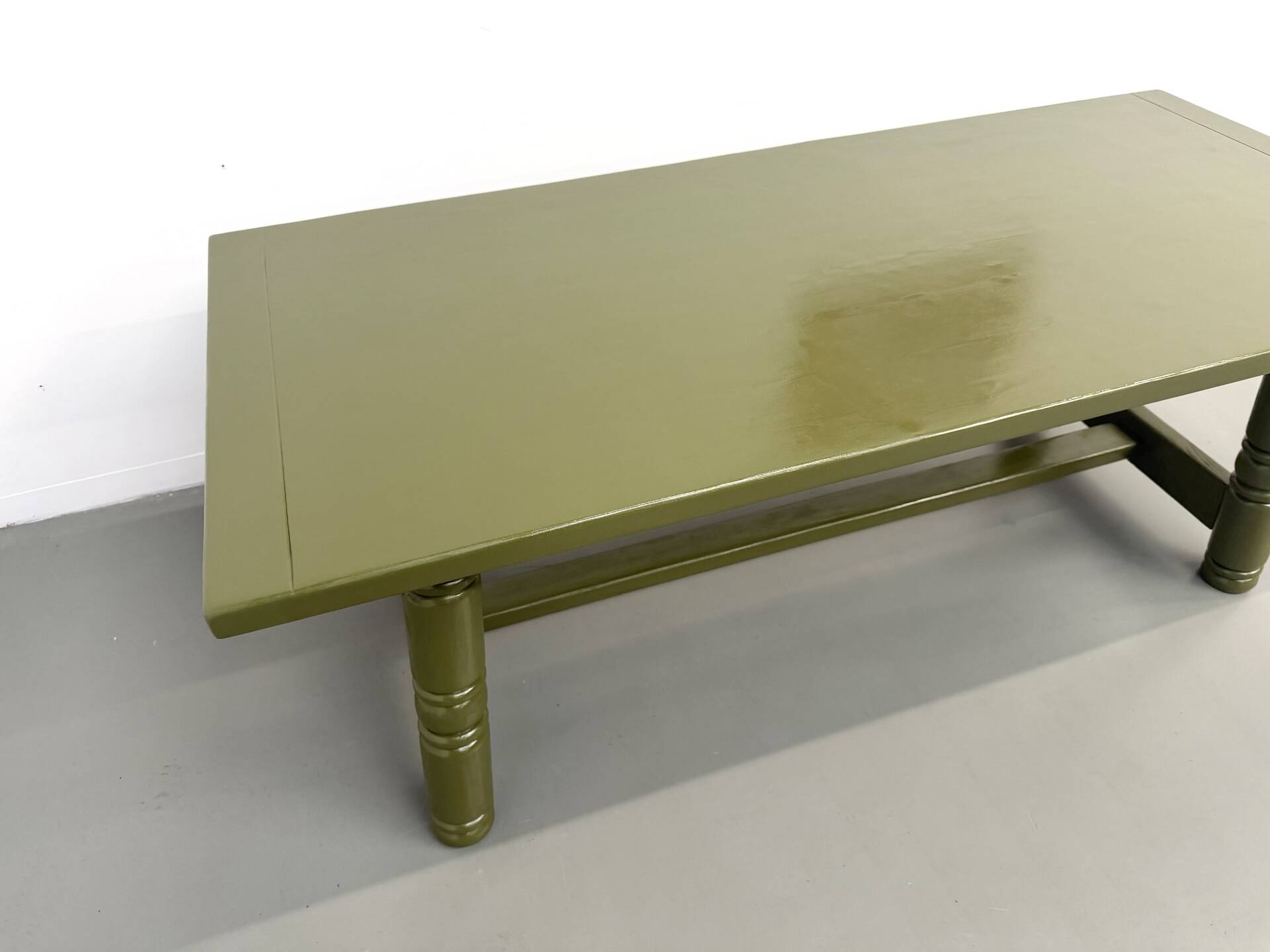 Glossy olive green lacquered dining table — DLG Georges Robert, Circa 1970