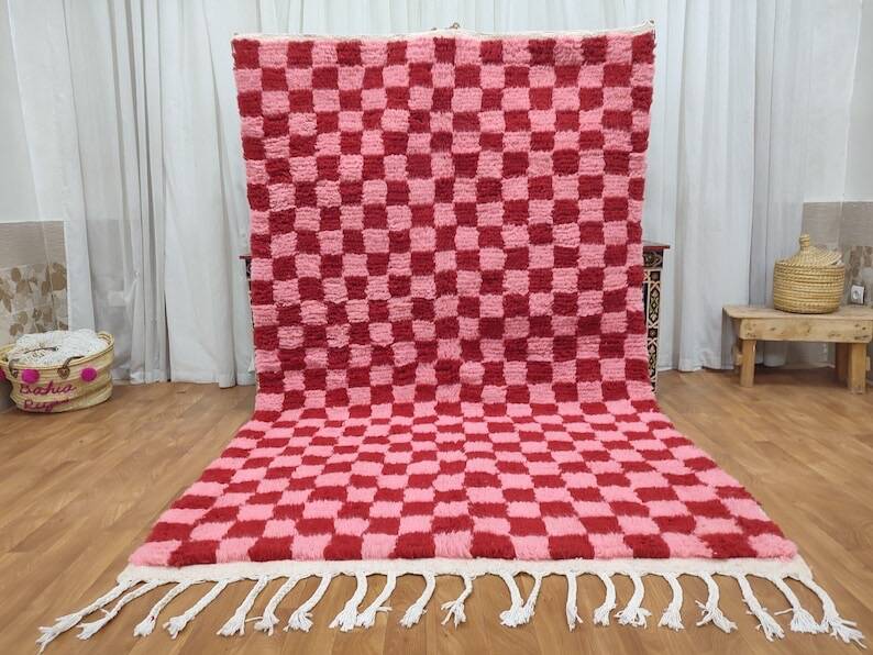 Handmade pure wool rug in traditional pink and red, 150/250 cm.
