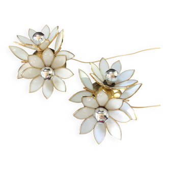 Paire d'appliques Hollywood Regency fleurs en verre blanc et laiton. Italie