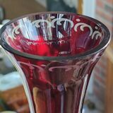 Ancien vase en cristal rouge gravé
