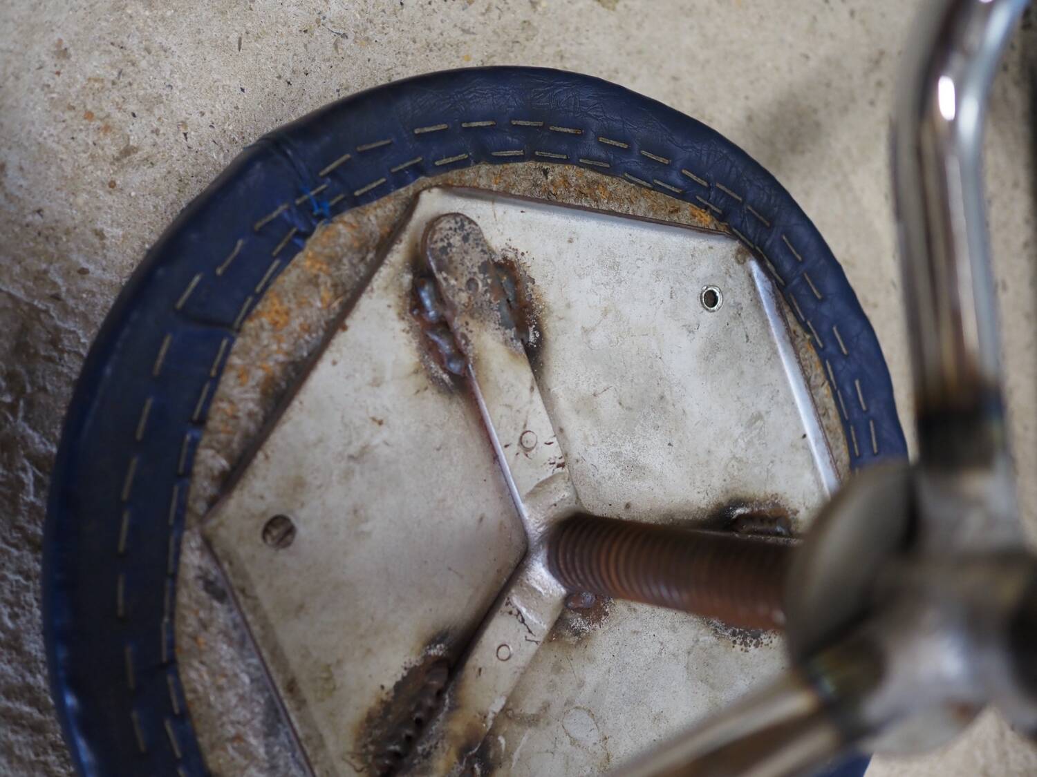 Tripod screw workshop stool in chromed metal and blue skai