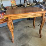 Table en bois, pieds sculptés