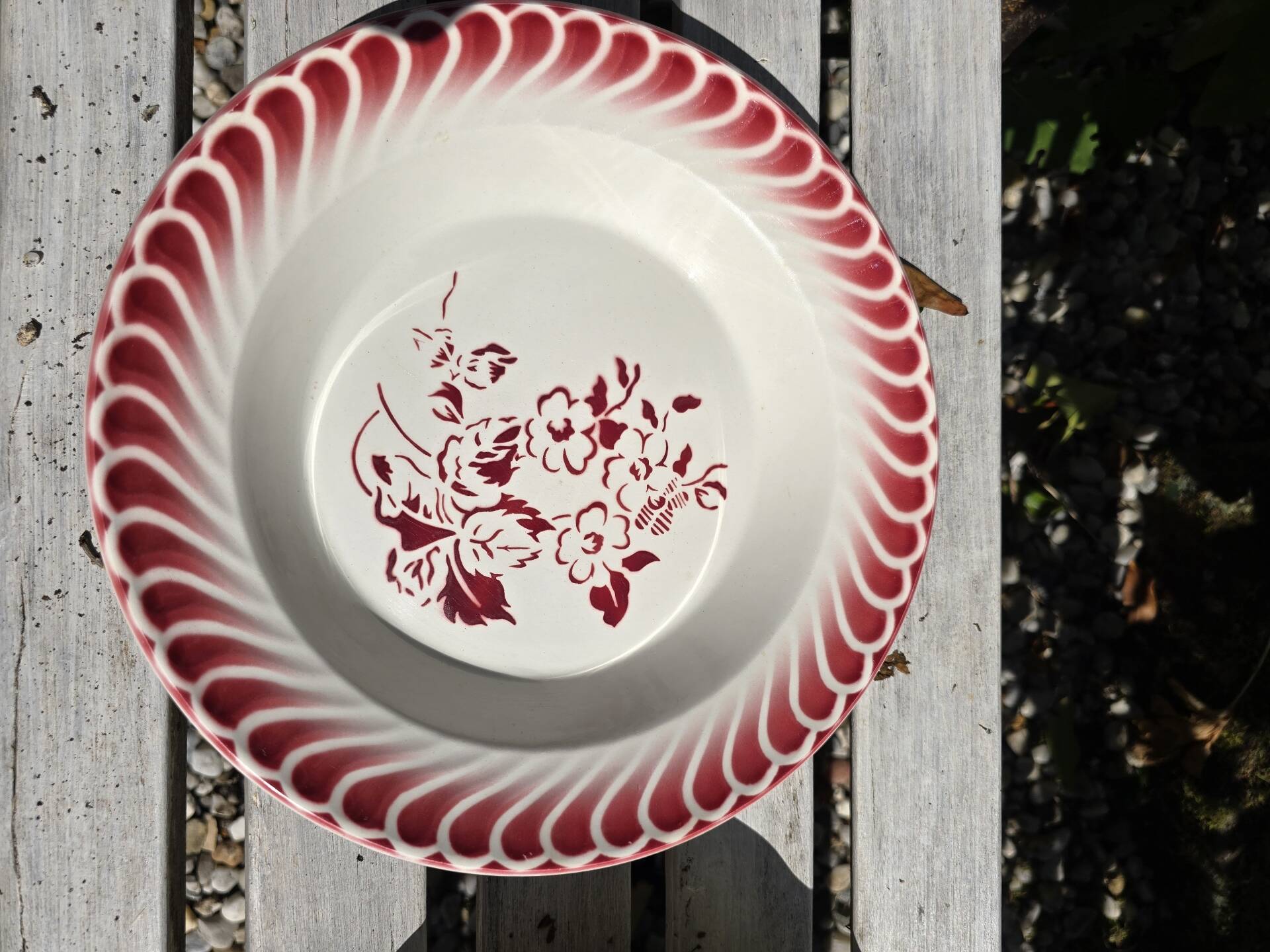 Many old round and long plates from the 60s and 70s.