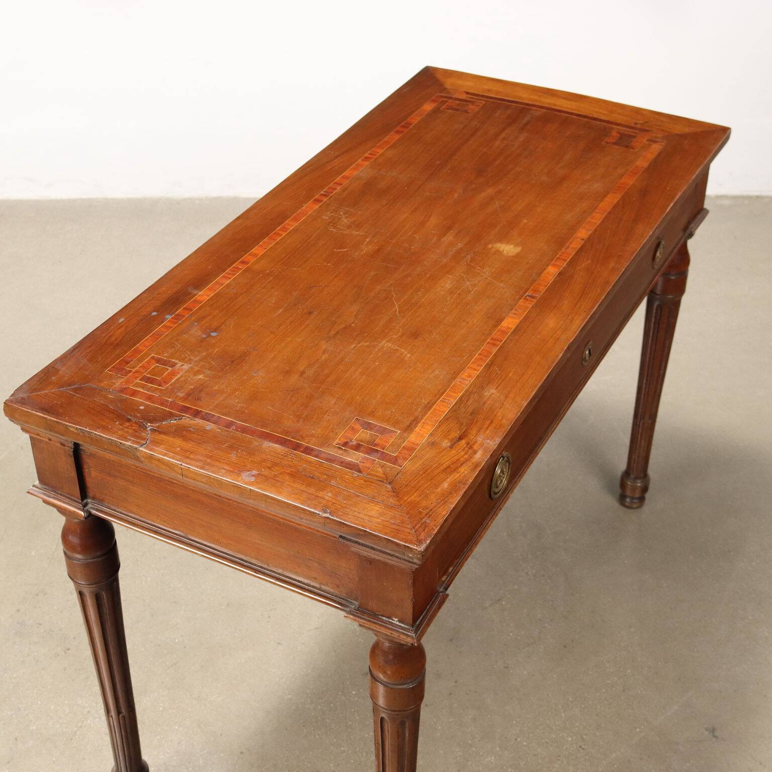 Ancient neoclassical writing desk in solid walnut, Italy, 18th century.