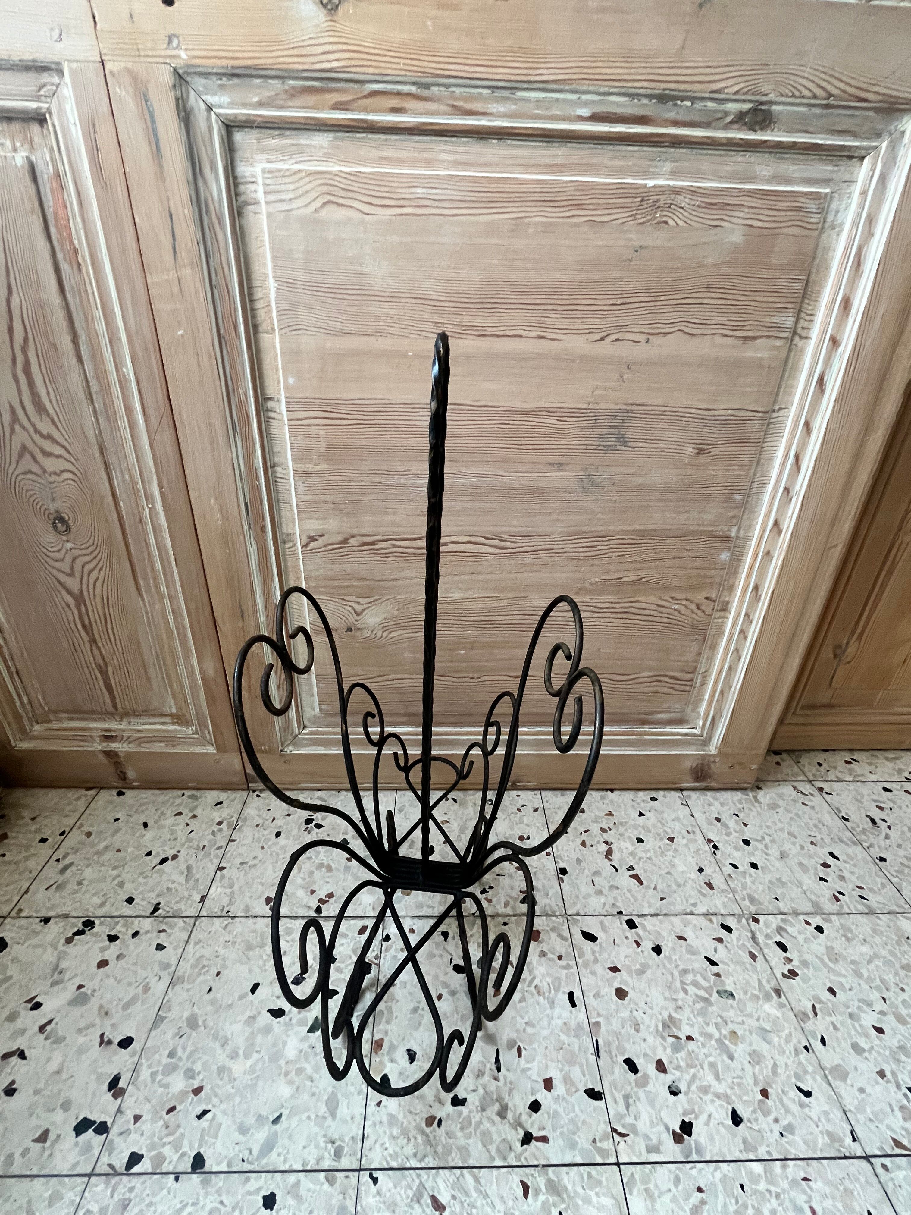 Porte revue en fer forgé