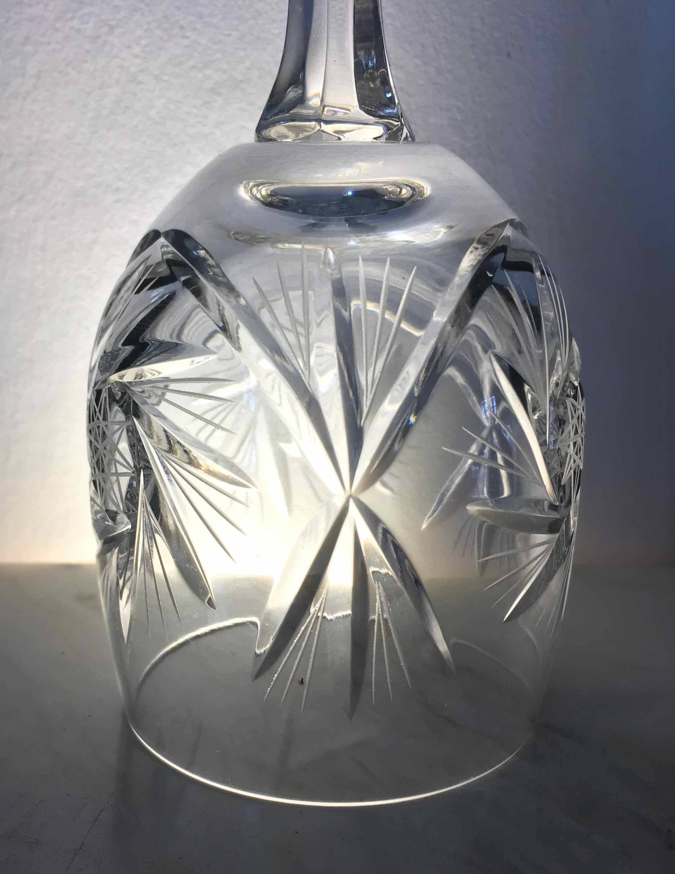Set de 12 verres à vin en cristal taillé